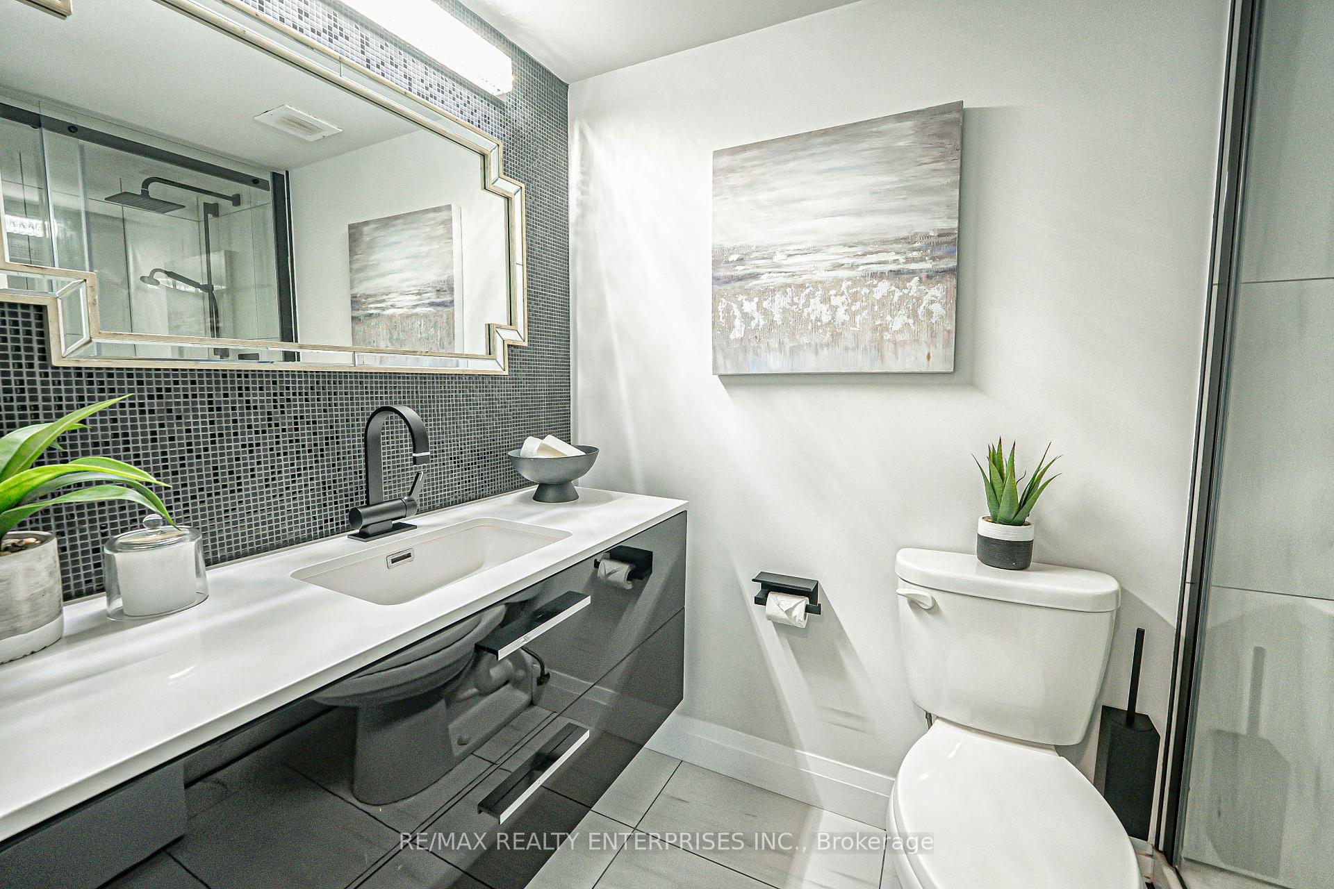 3 Bedrooms Condo at 1400 Dixie, Mississauga For sale