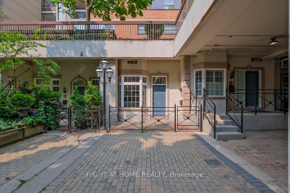 #105 - 71 Mccaul Street, Toronto, ON M5T 2X1