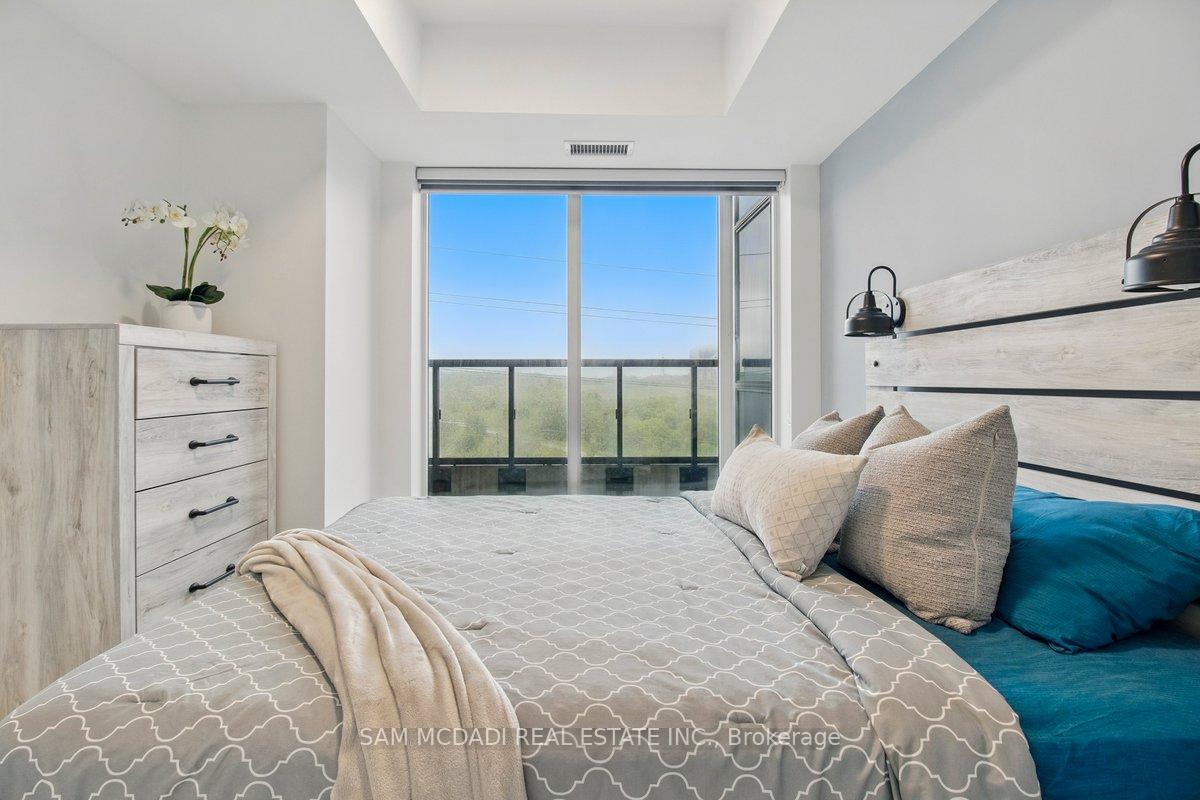 2 Bedrooms Condo at 2489 Taunton, Oakville For sale