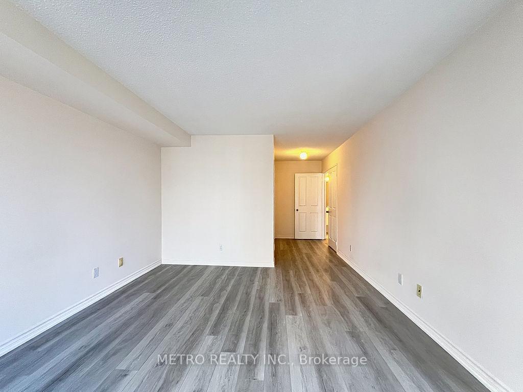 3 Bedrooms Condo at 18 Hollywood, Toronto For sale