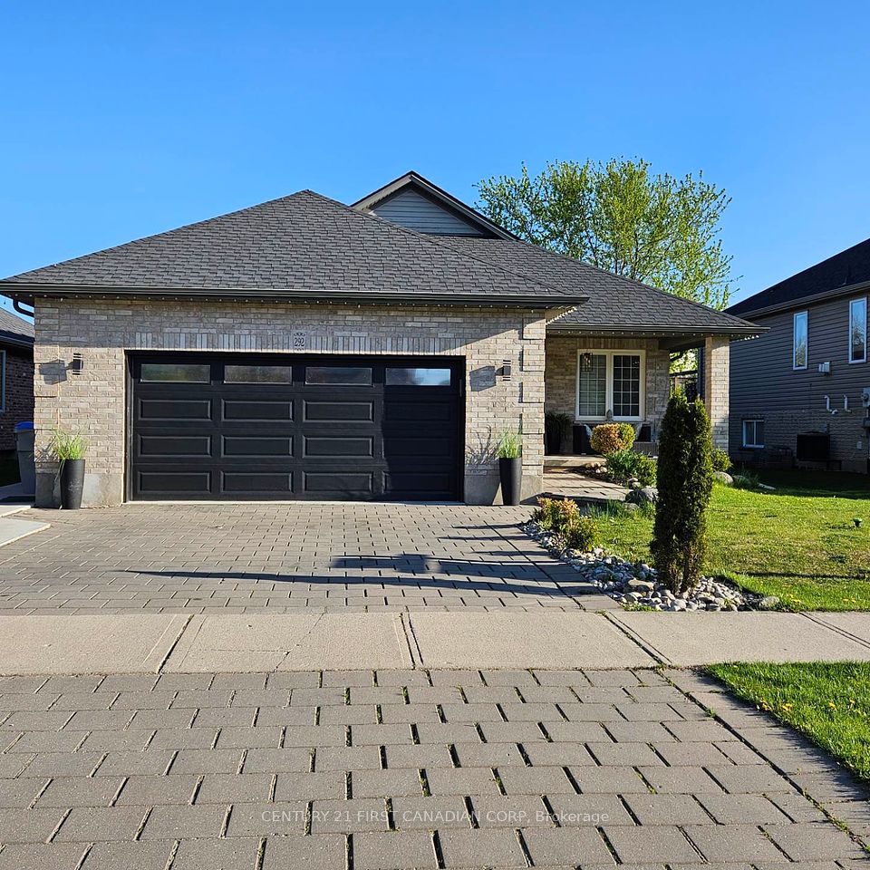 292 Thorn Drive, Strathroy-Caradoc, ON N7G 4E1