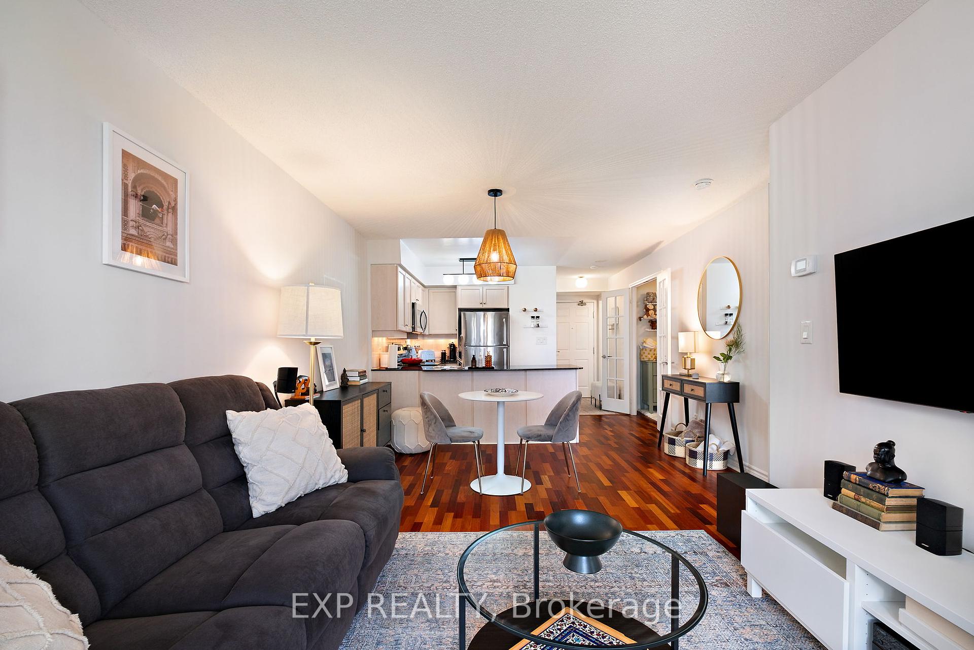 2 Bedrooms Condo at 19 Barberry, Toronto For sale
