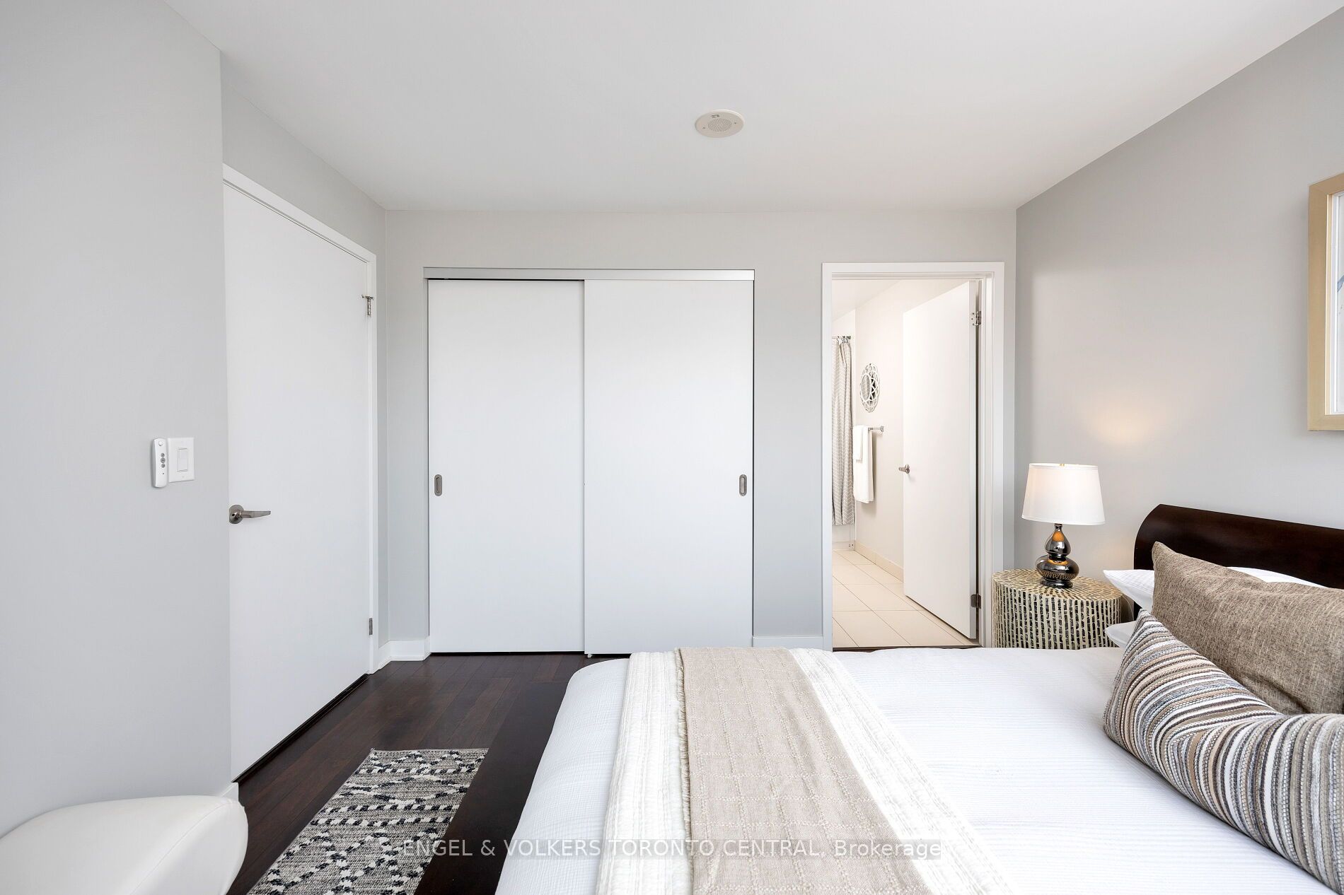400 Wellington Street W, #1001