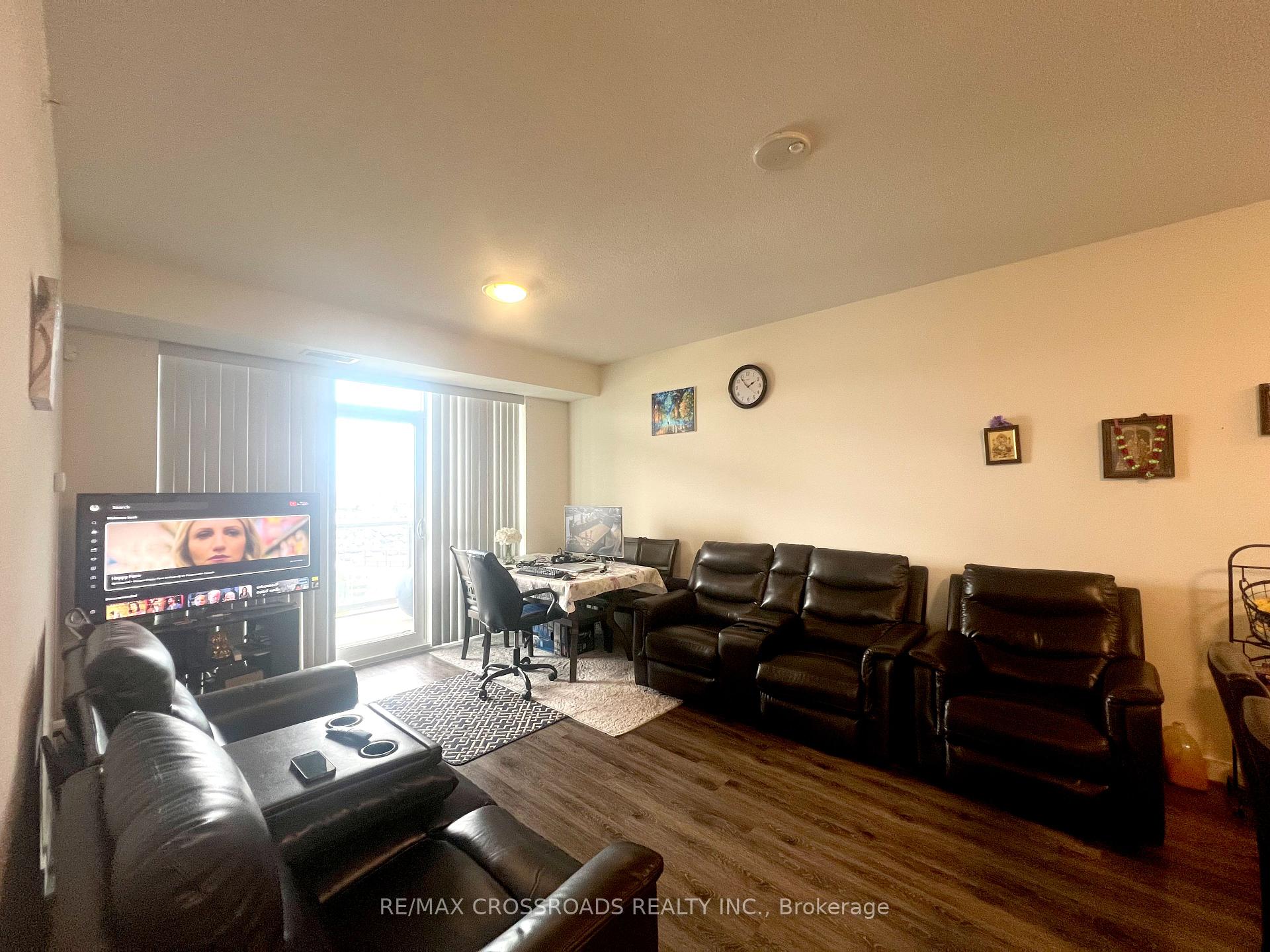 2 Bedrooms Condo at 2093 Fairview,  Burlington For sale