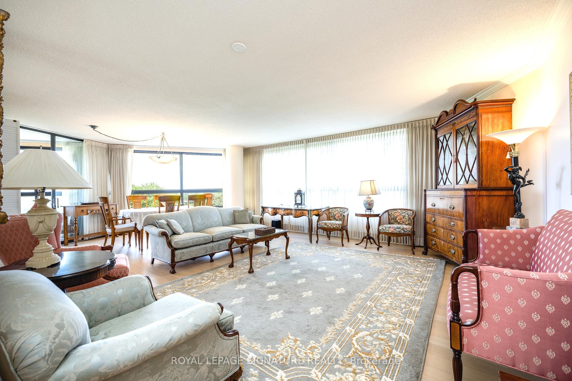 3 Bedrooms Condo at 1300 Bloor, Mississauga For sale