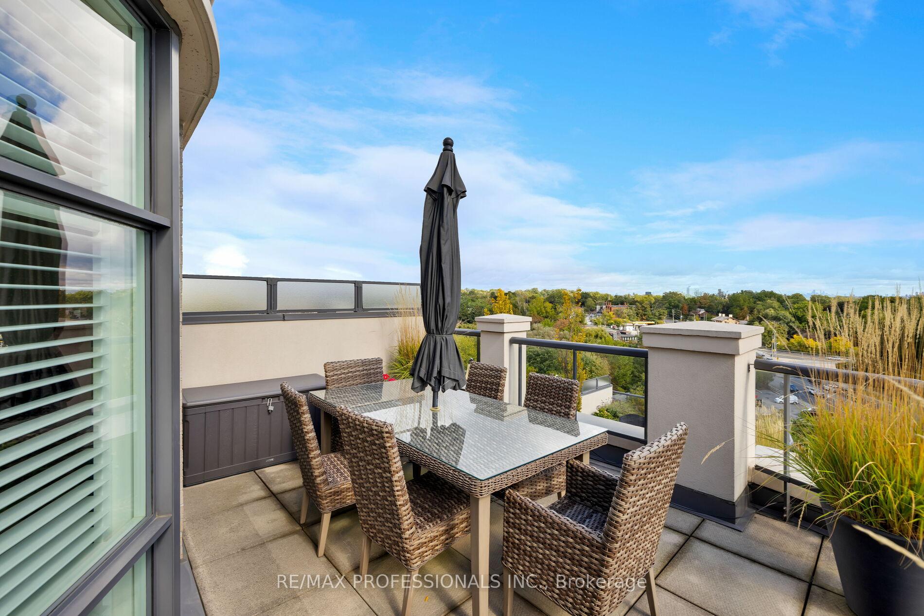 3 Bedrooms Condo at 9 Burnhamthorpe, Toronto For sale