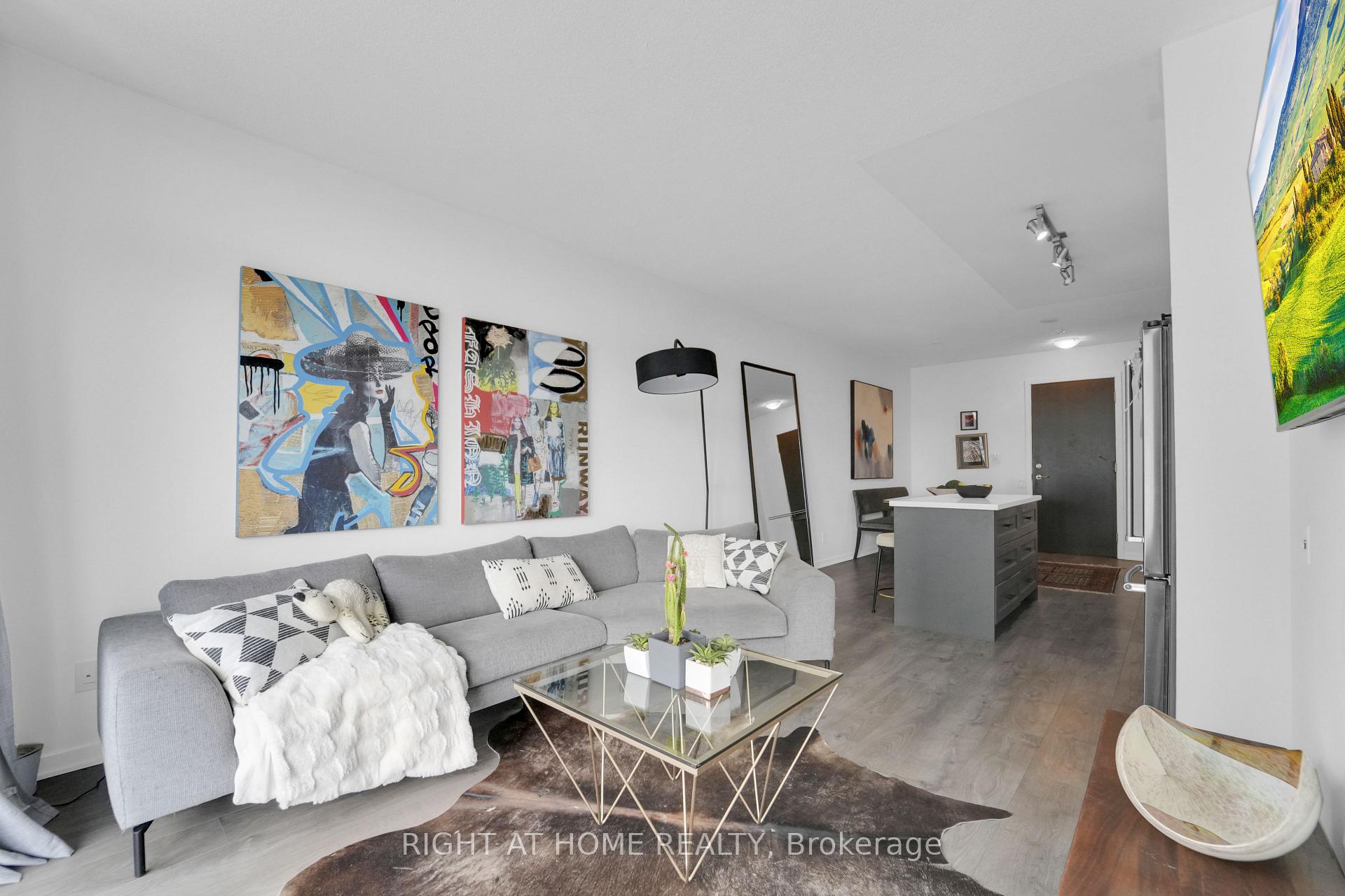 2 Bedrooms Condo at 105 THE QUEENSWAY, Toronto For sale