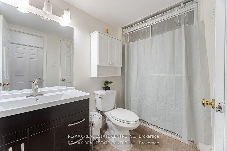 3 Bedrooms Condo at 250 Webb, Mississauga For sale