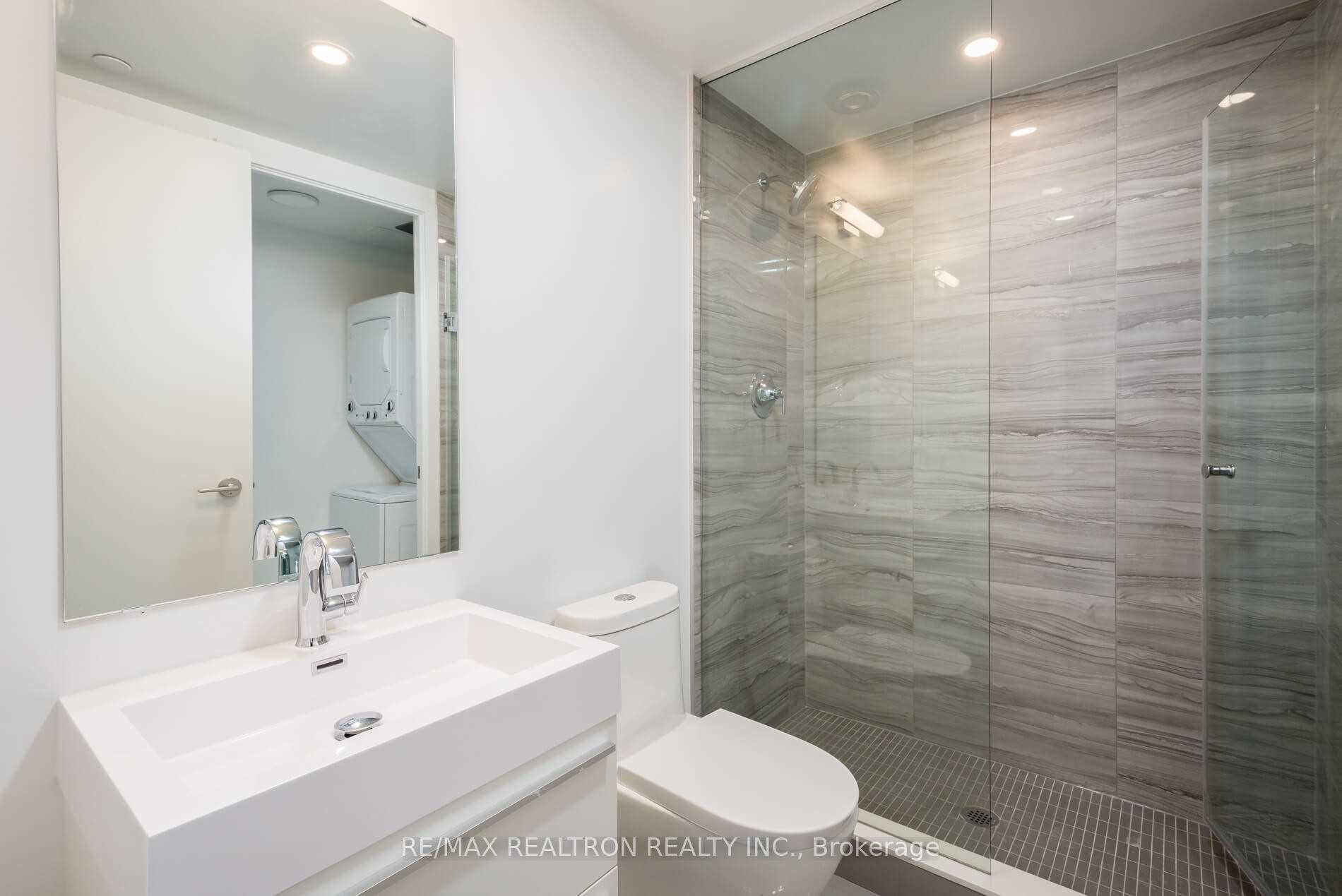 2 Bedrooms Condo at 39 Roehampton, Toronto For sale