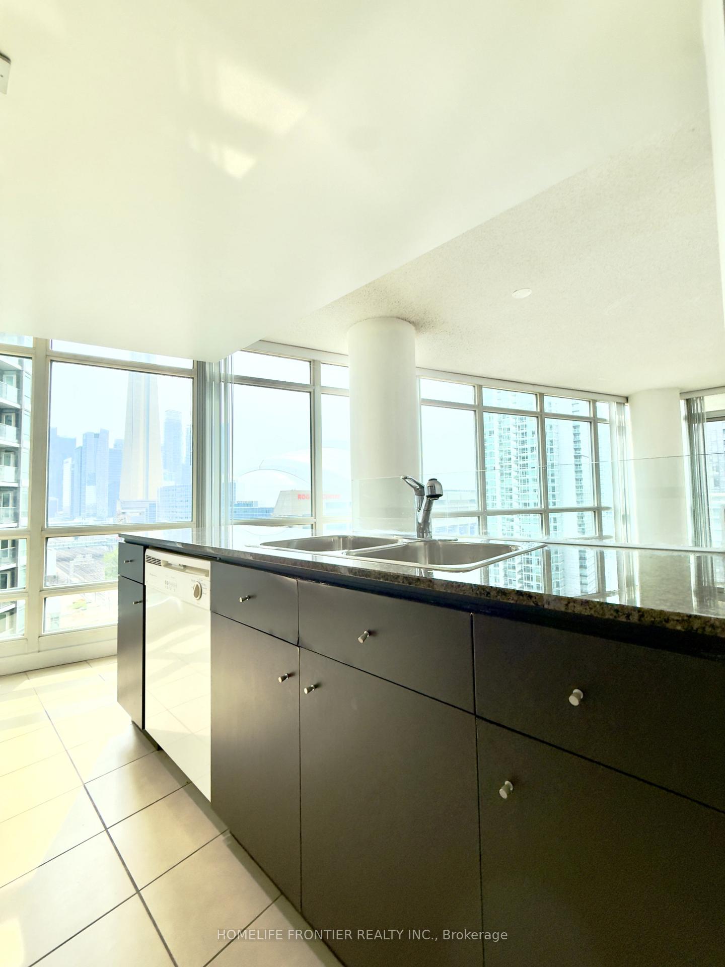 2 Bedrooms Condo at 381 Front, Toronto For sale