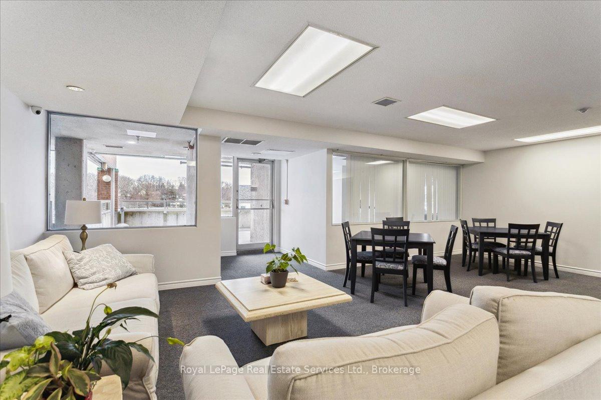 2 Bedrooms Condo at 100 Bronte, Oakville For sale