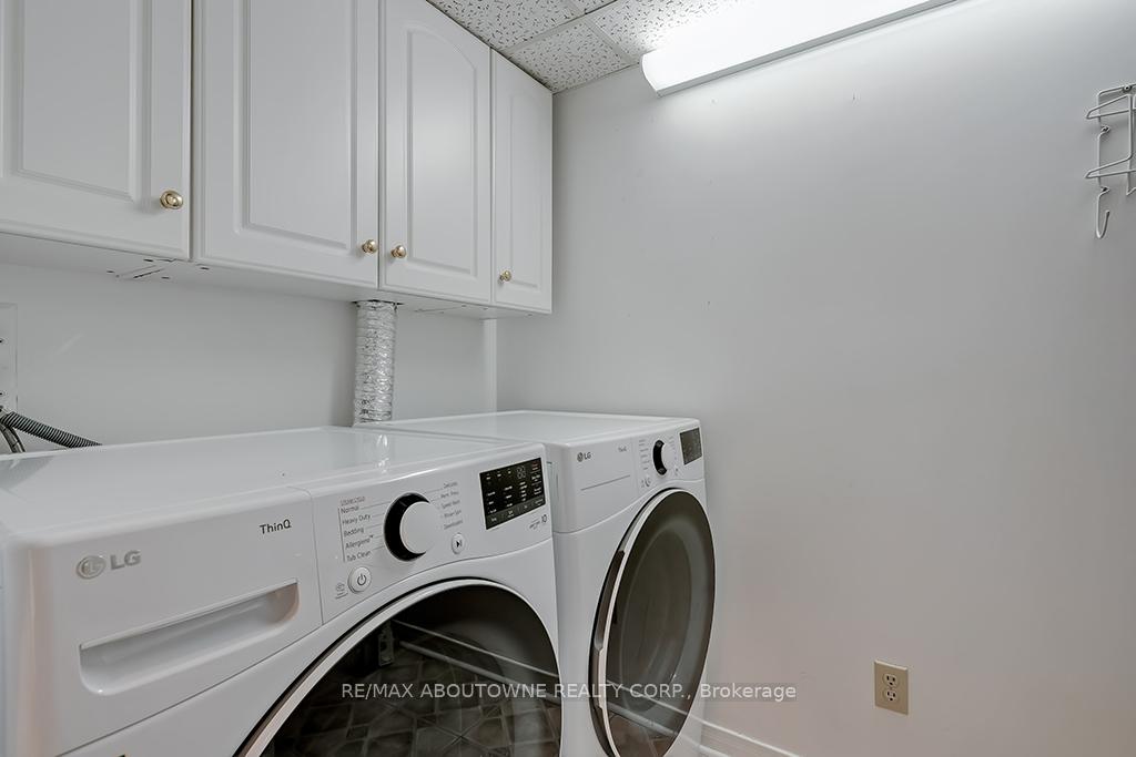 2 Bedrooms Condo at 1903 Pilgrims, Oakville For sale