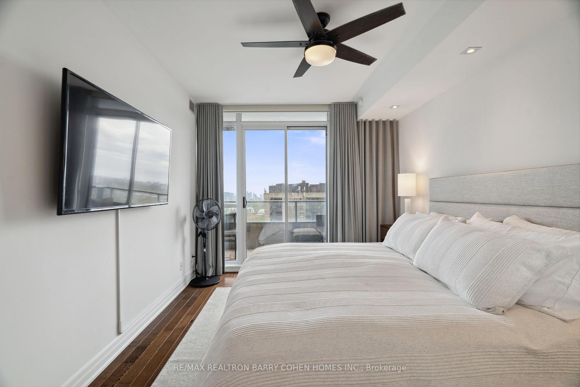 2 Bedrooms Condo at 500 St Clair, Toronto For sale