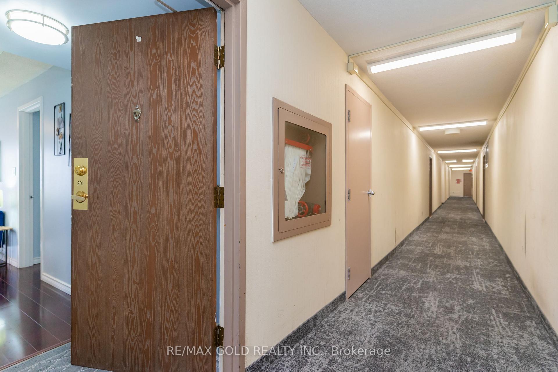 3 Bedrooms Condo at 25 Agnes, Mississauga For sale