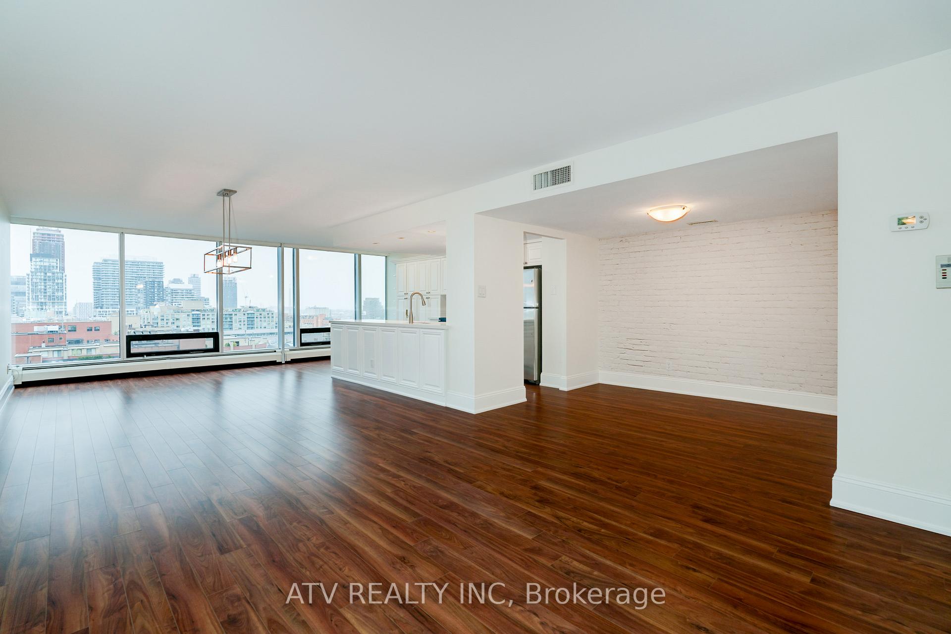 2 Bedrooms Condo at 30 Wellington,  Toronto For sale