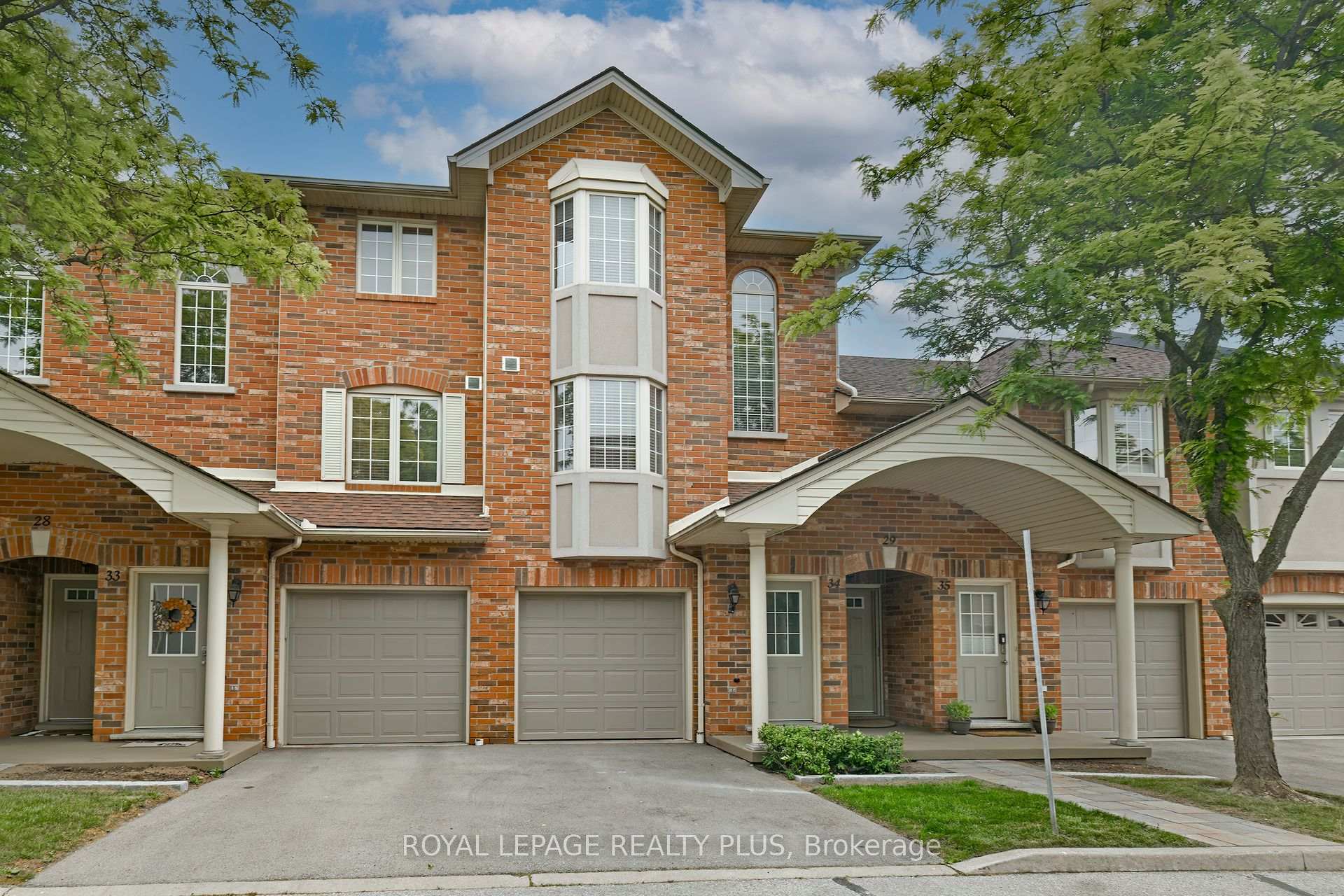 3 Bedrooms Condo at 4045 Upper Middle, Burlington For sale