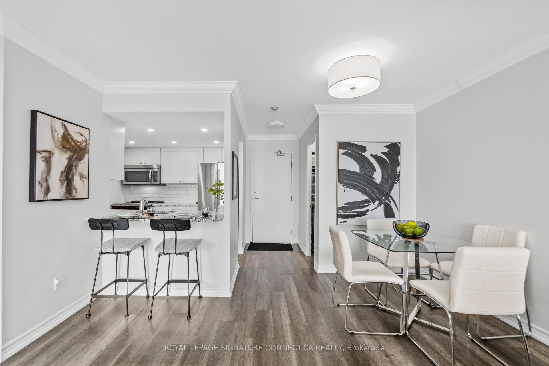 2 Bedrooms Condo at 75 King, Mississauga For sale