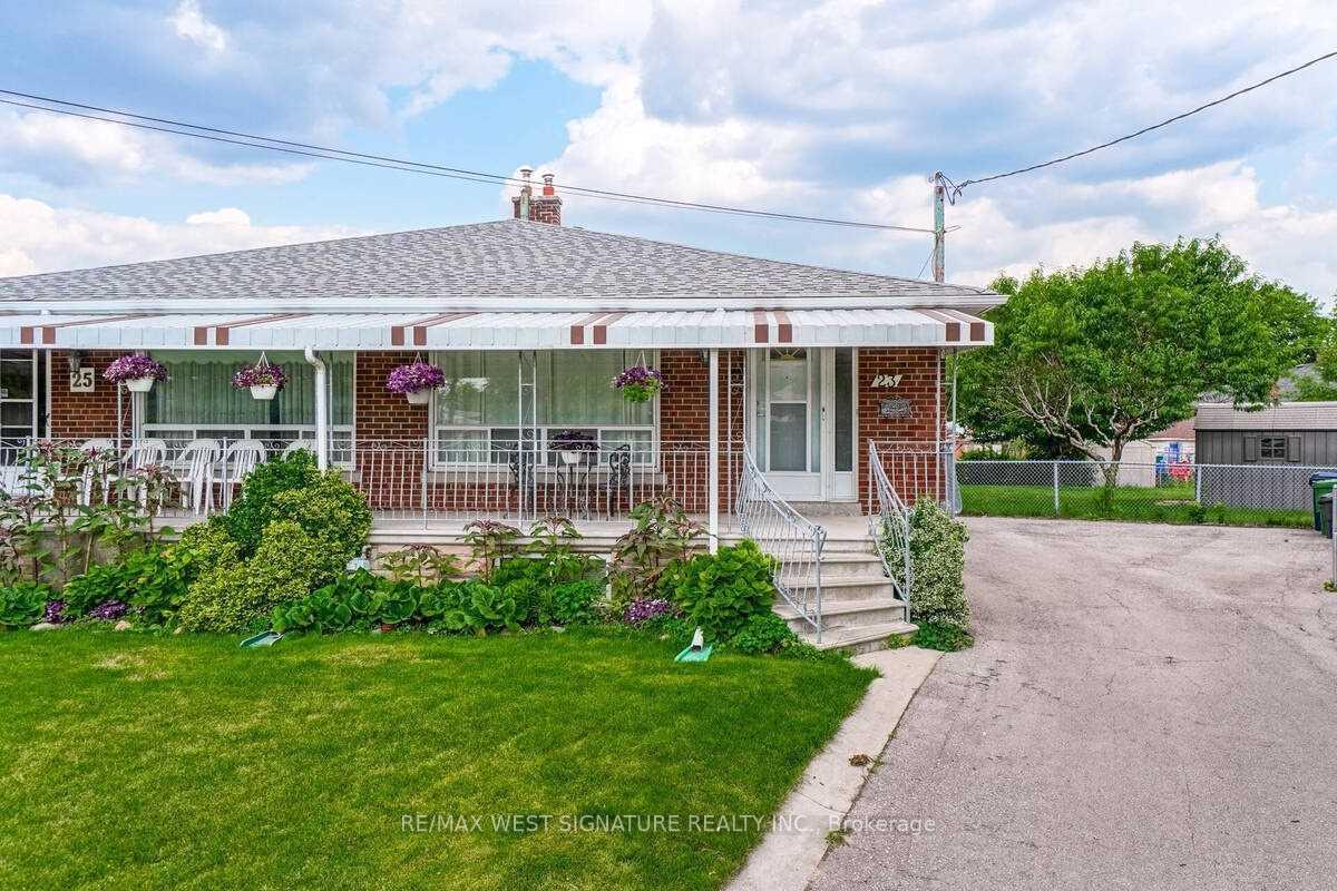 23 Fernando Road, Toronto, ON M9M 2P7