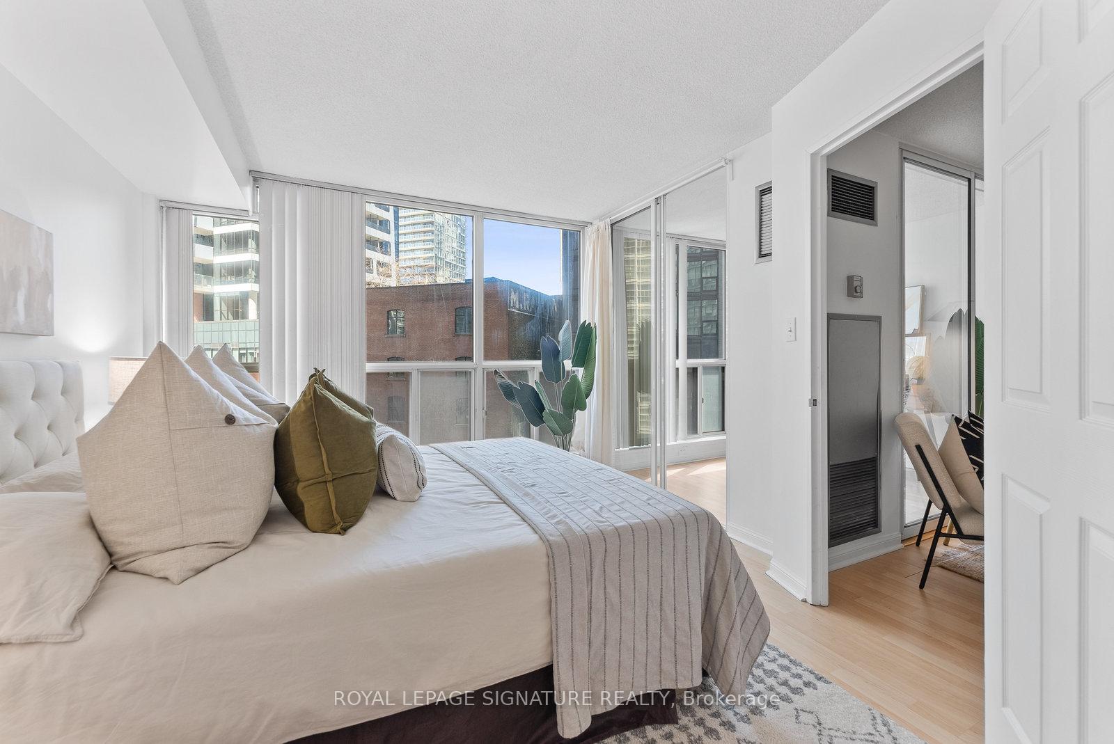 2 Bedrooms Condo at 24 Wellesley, Toronto For sale