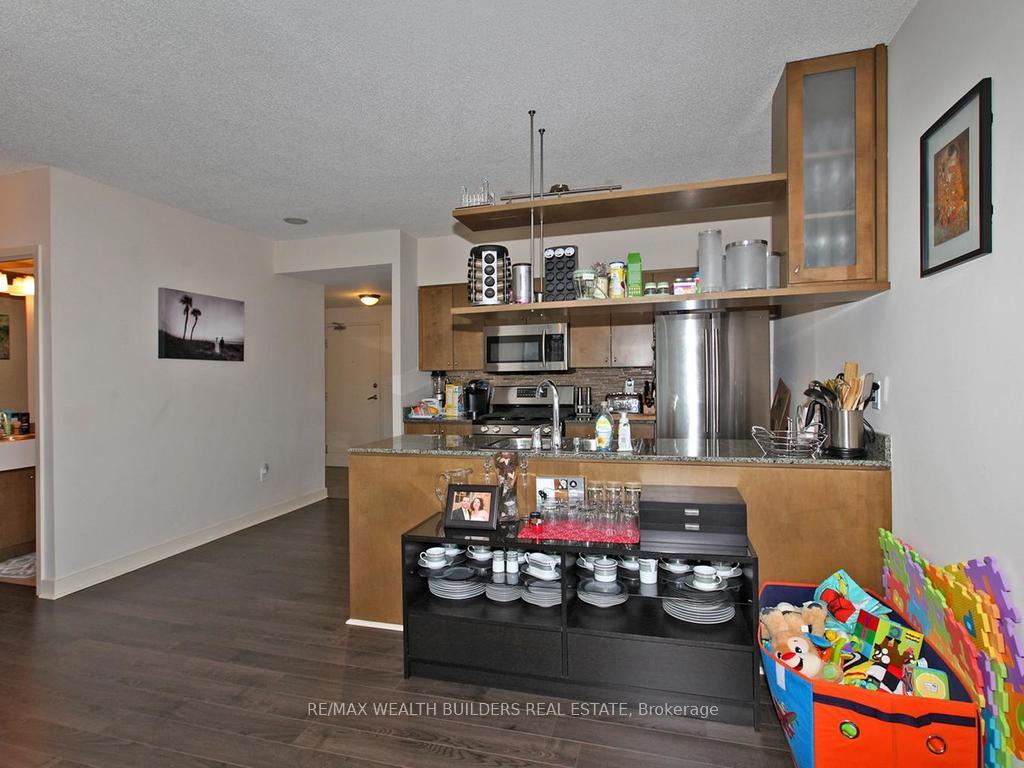 3 Bedrooms Condo at 35 Mariner,  Toronto For sale