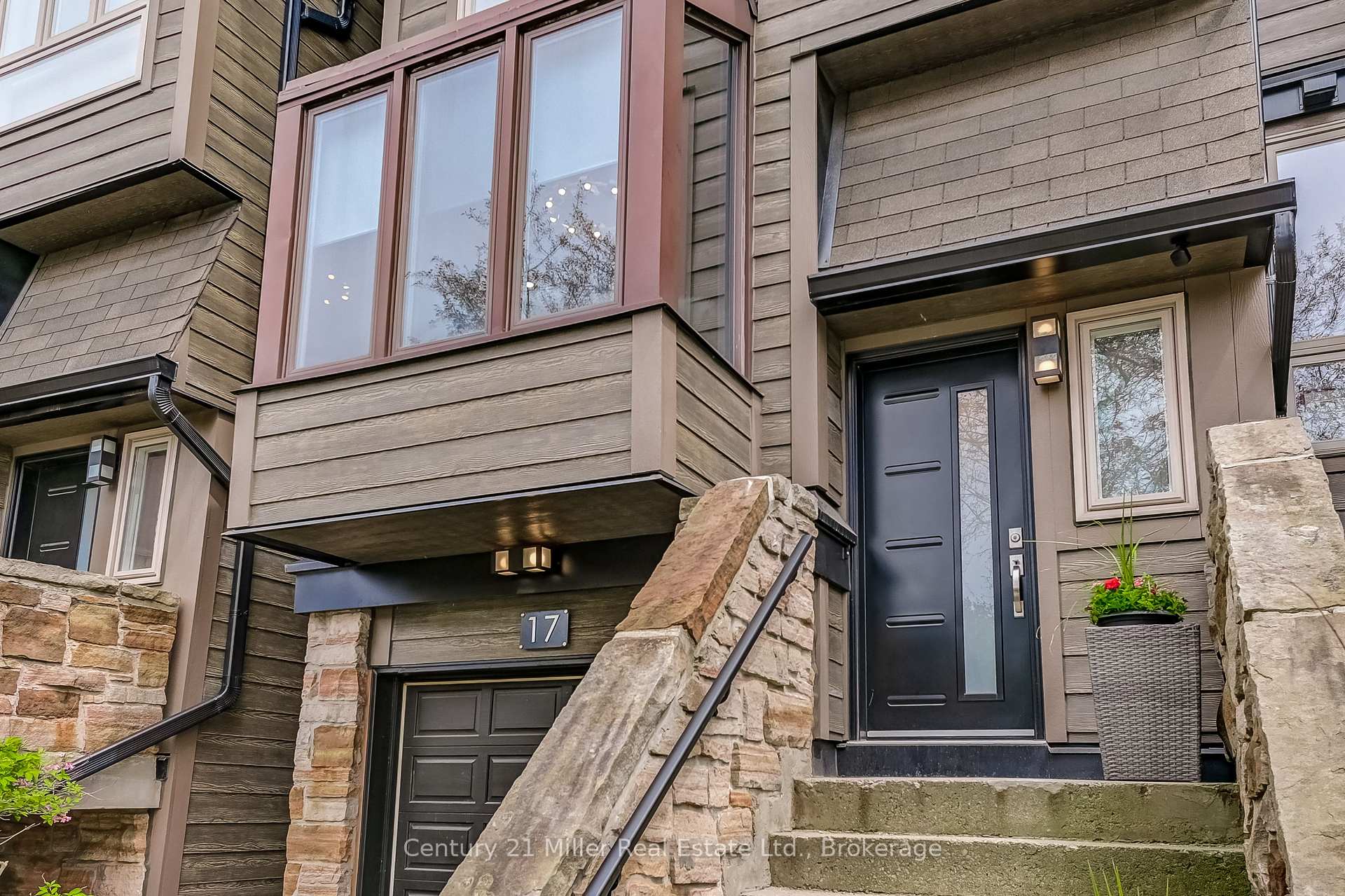 3 Bedrooms Condo at 1120 Queens, Oakville For sale
