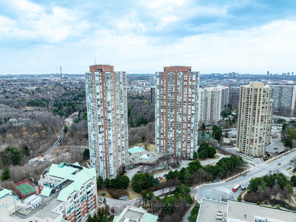 3 Bedrooms Condo at 7 Concorde,  Toronto For sale