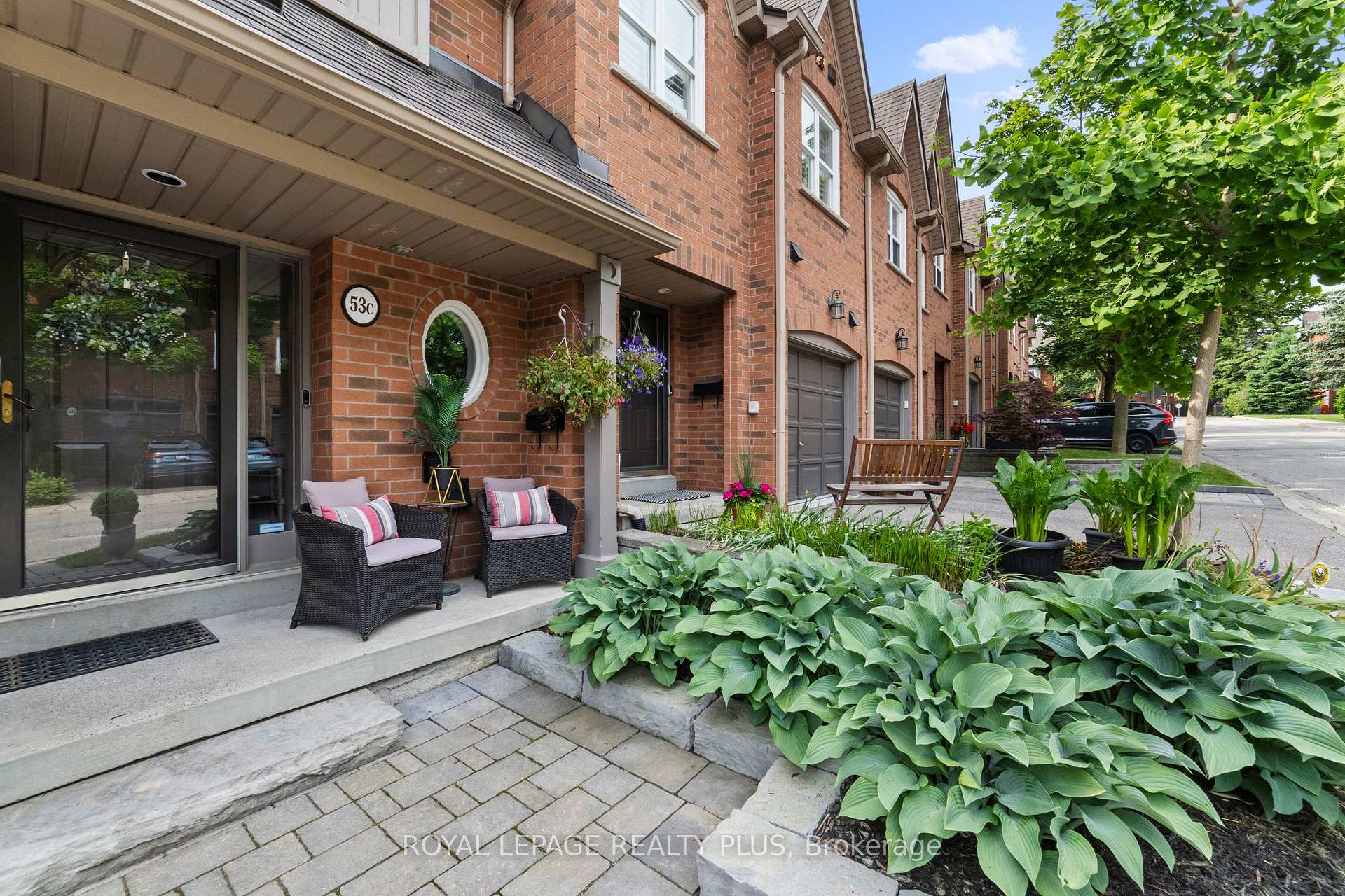 3 Bedrooms Condo at 928 Queen, Mississauga For sale