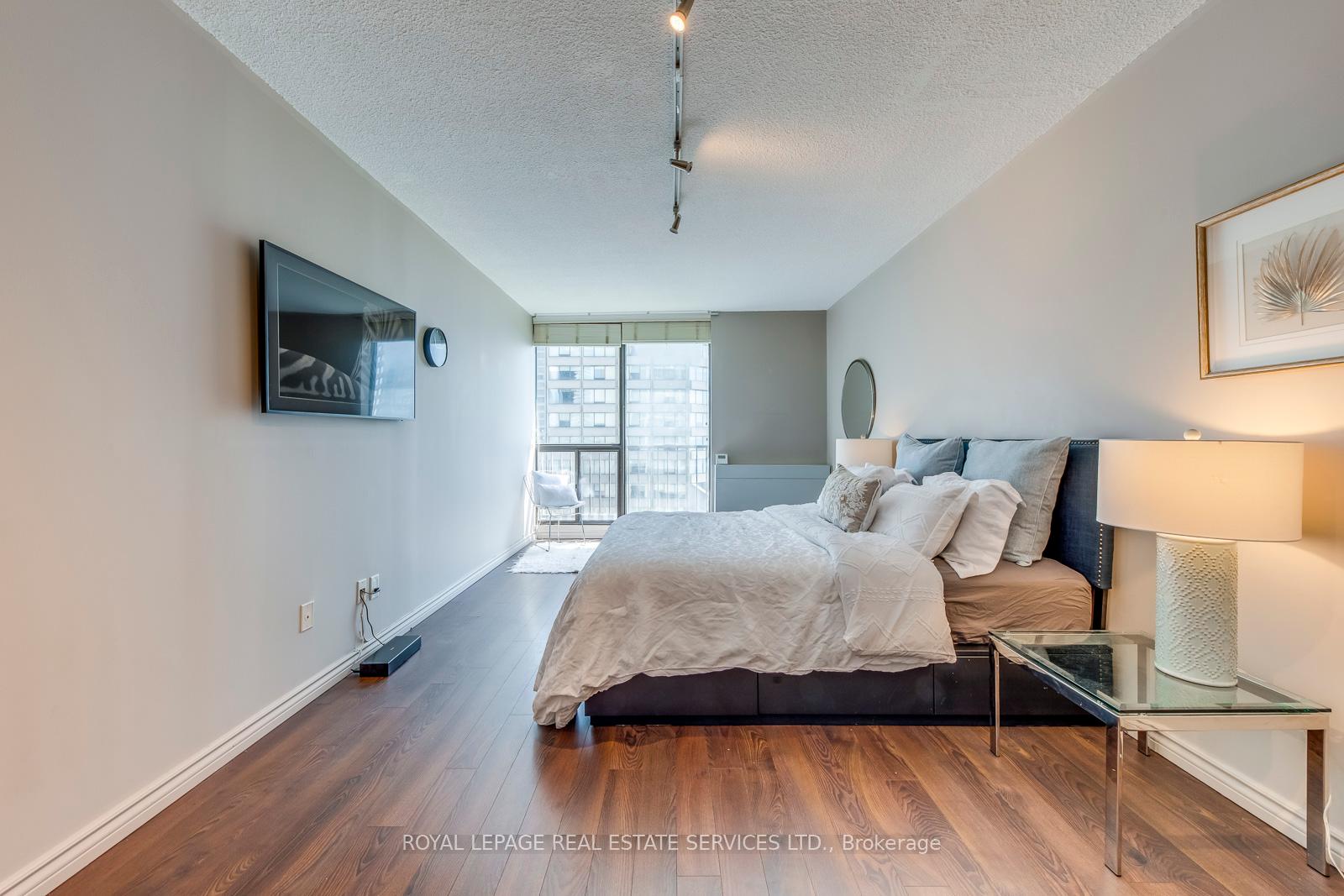 2 Bedrooms Condo at 33 Harbour, Toronto For sale