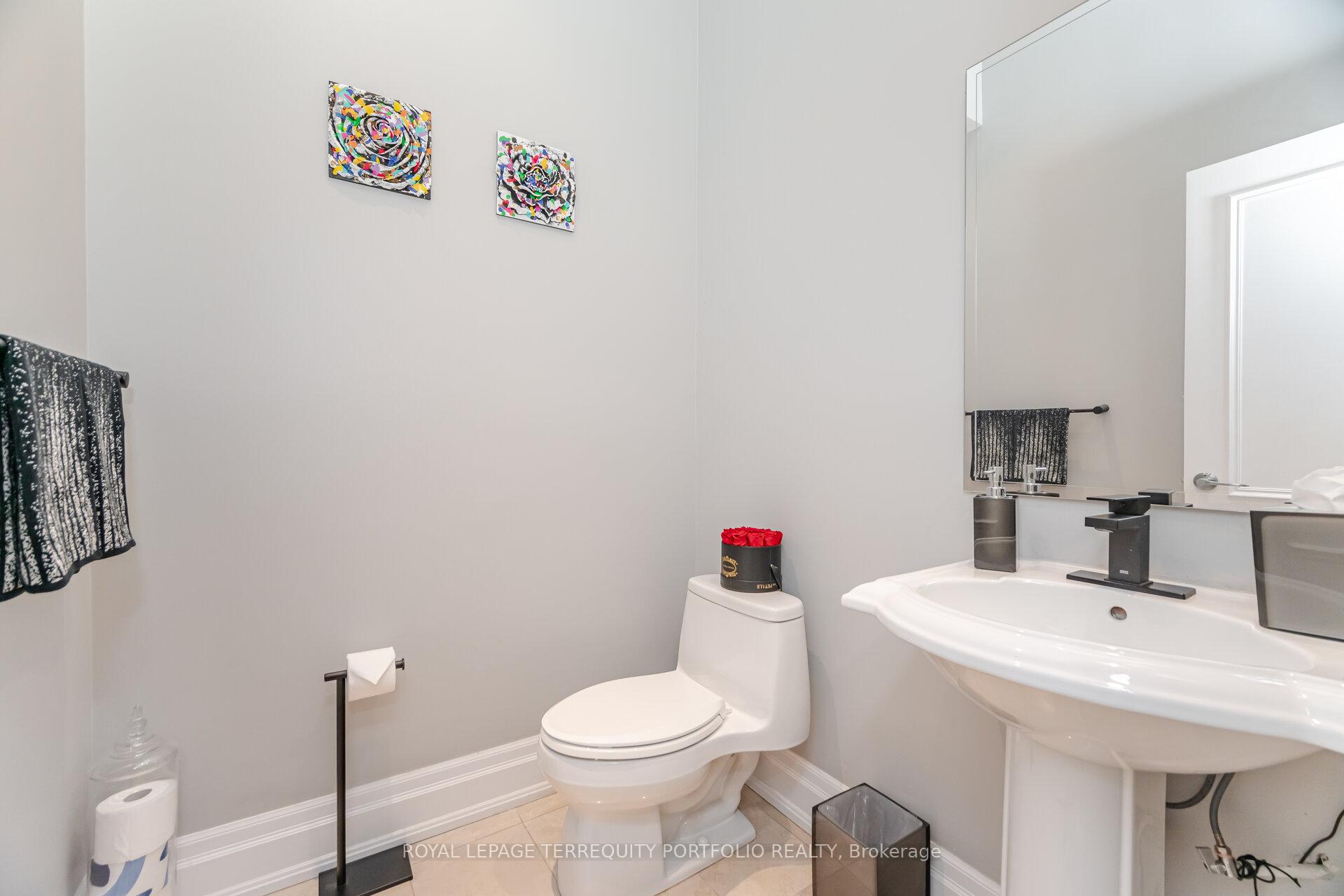 4 Bedrooms Condo at 51 York Mills,  Toronto For sale