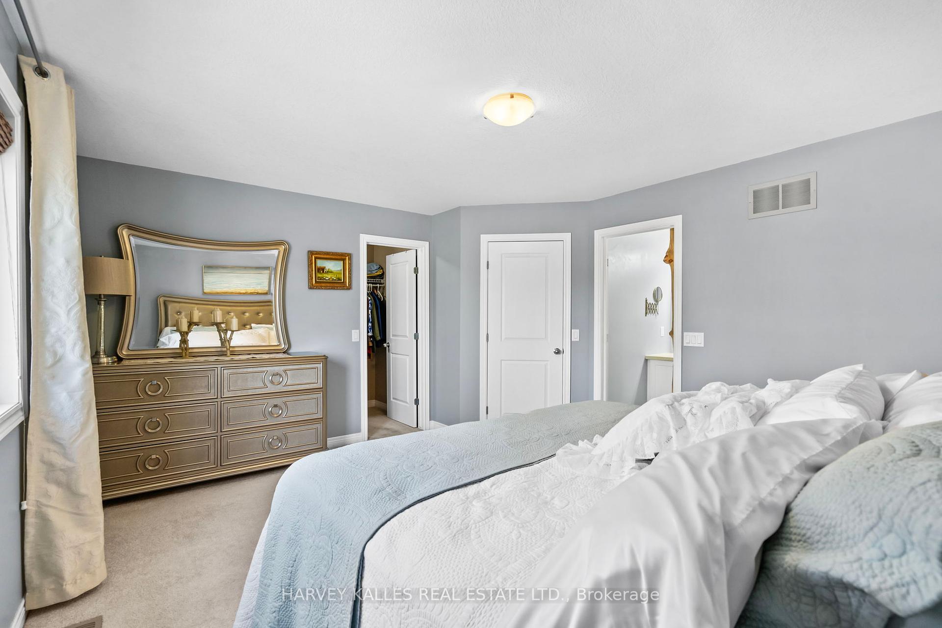 3 Bedrooms Condo at 3003 Glover, Burlington For sale