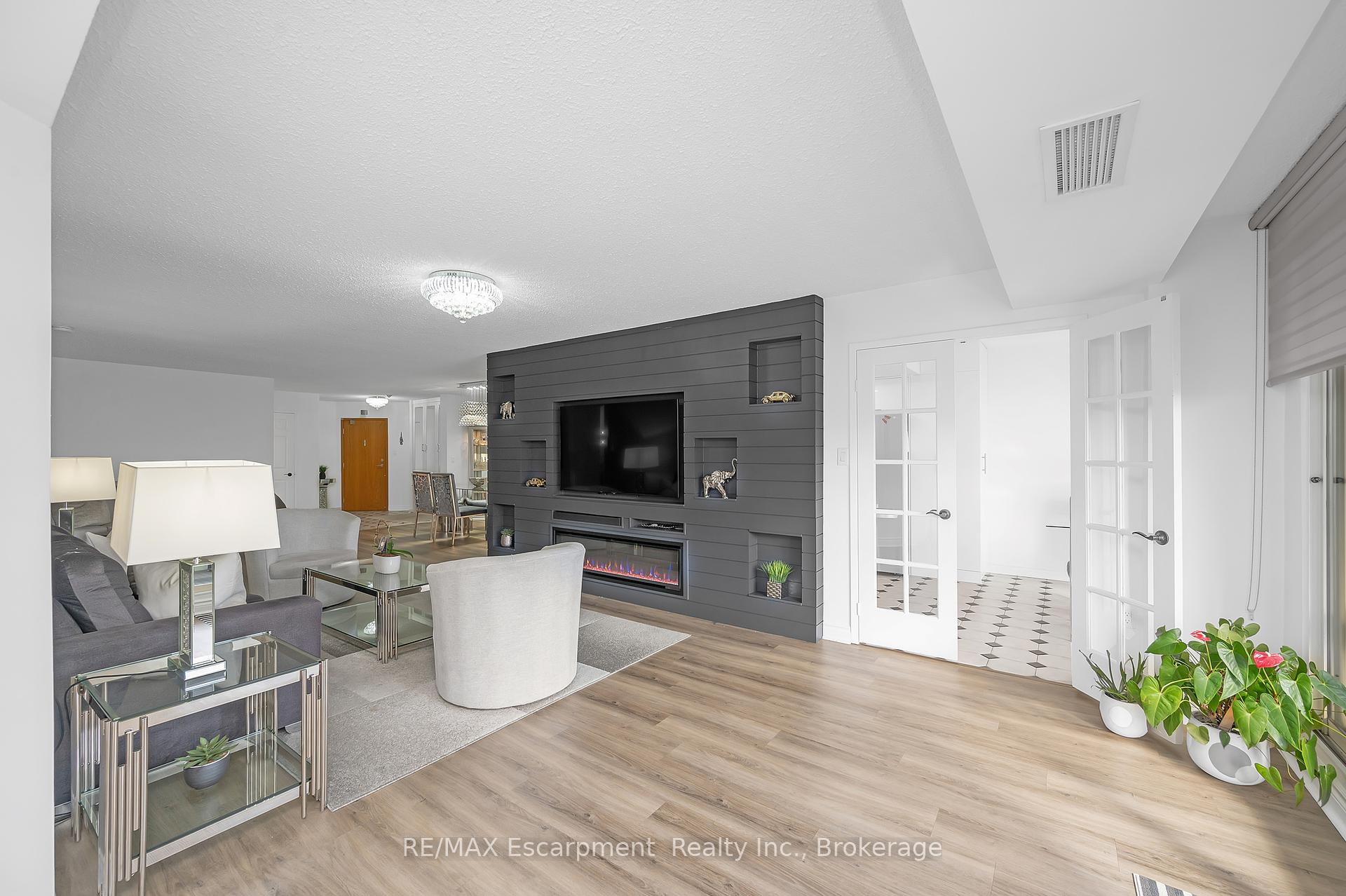3 Bedrooms Condo at 1237 North Shore, Burlington For sale