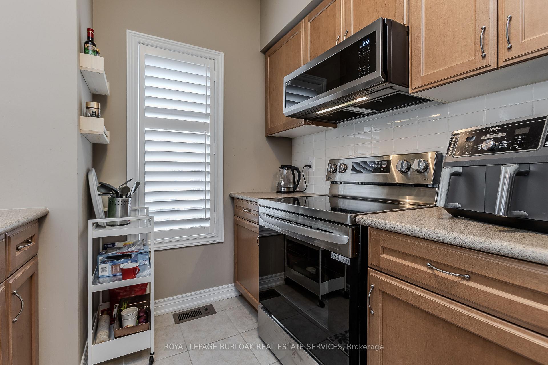 3 Bedrooms Condo at 1401 Plains, Burlington For sale