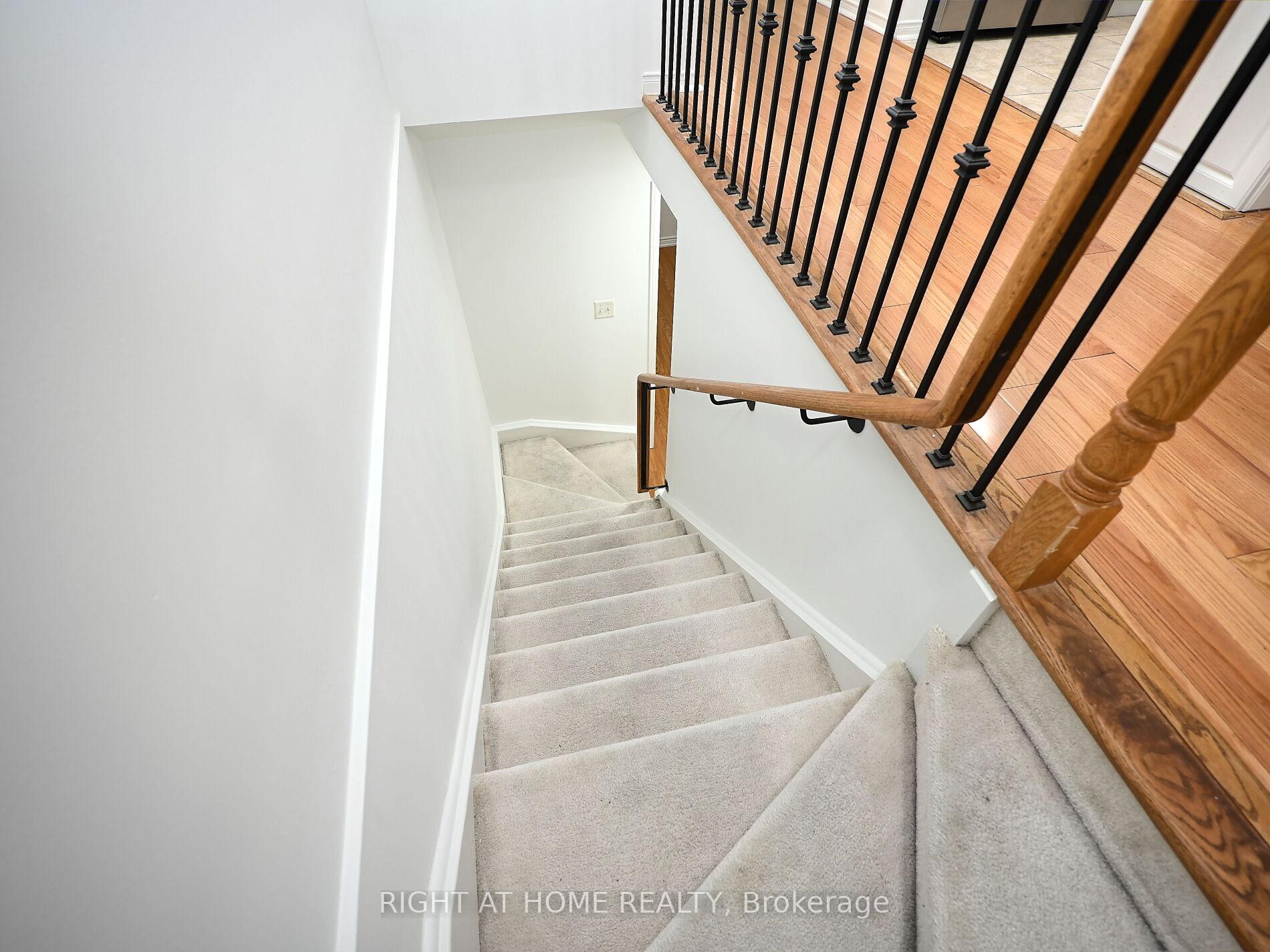 2 Bedrooms Condo at 3250 Bentley, Mississauga For sale