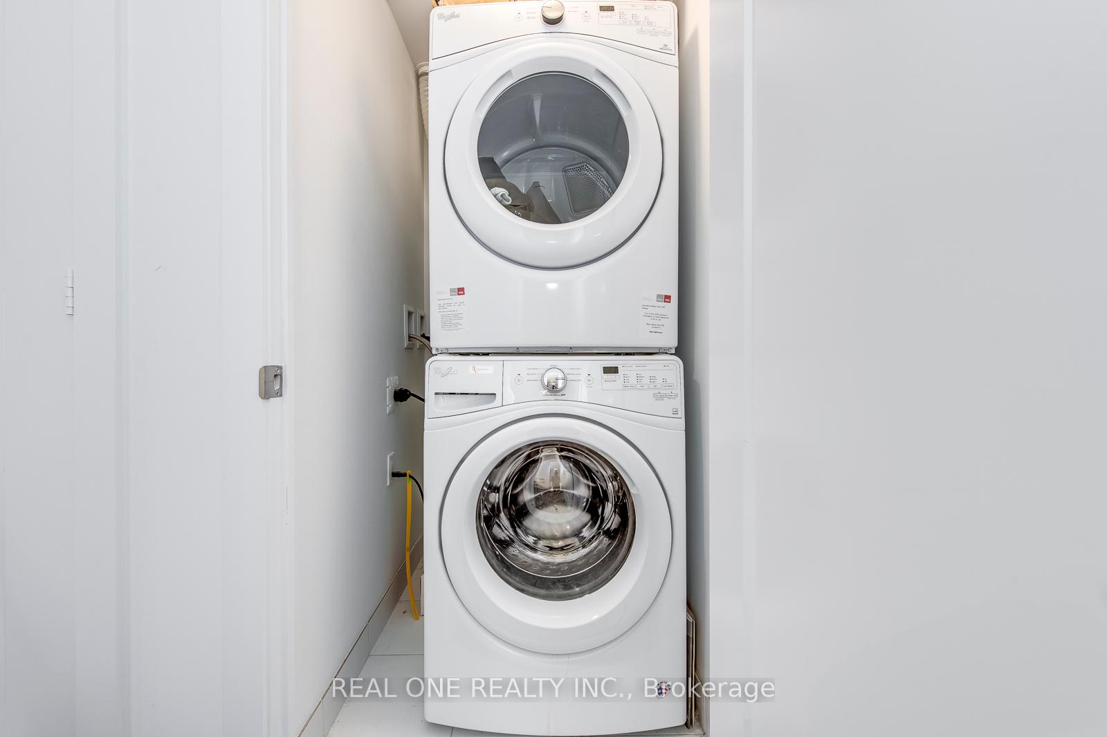 2 Bedrooms Condo at 1 Edgewater, Toronto For sale