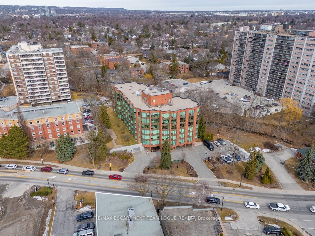 2 Bedrooms Condo at 2121 Lakeshore,  Burlington For sale