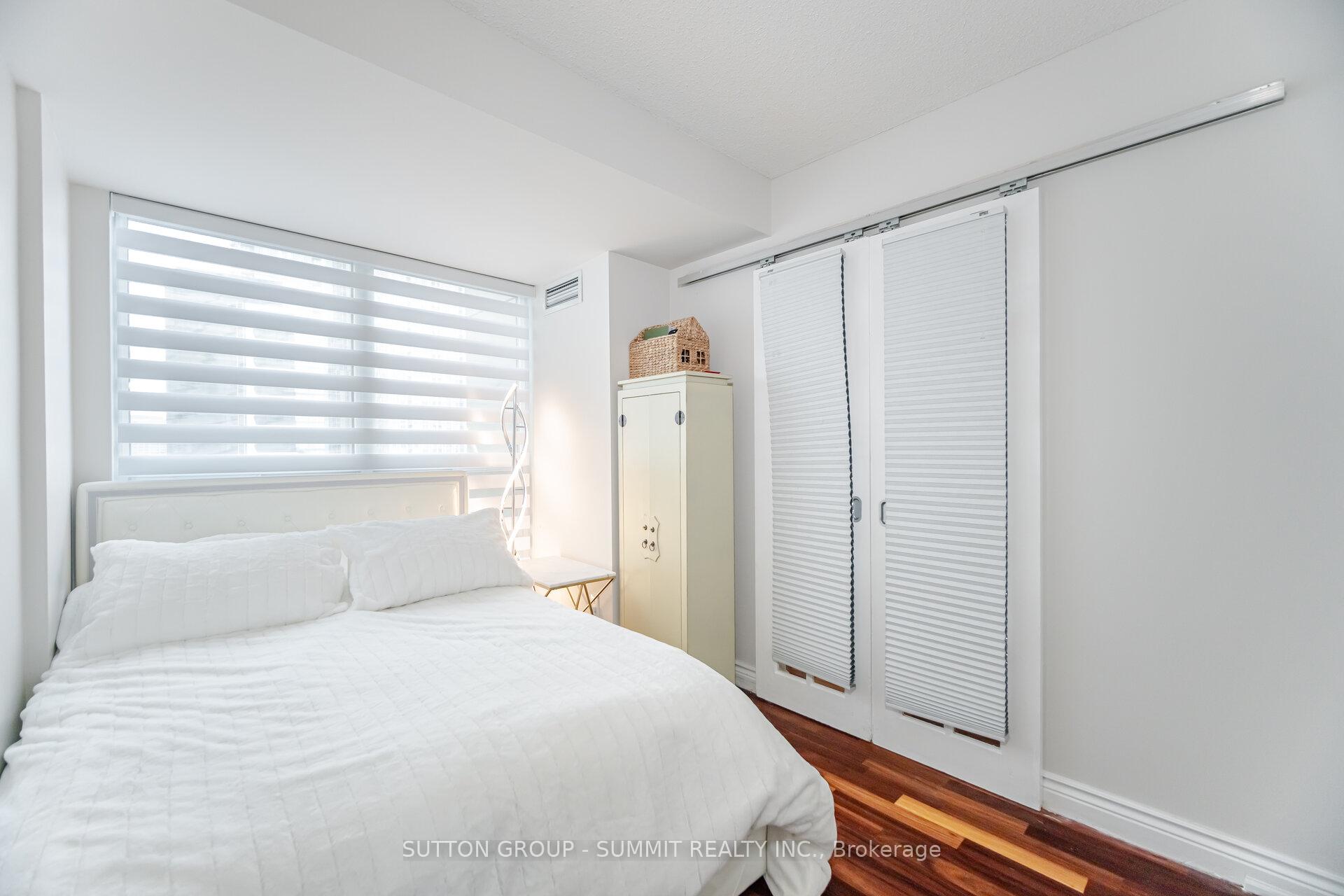 2 Bedrooms Condo at 8 Park, Toronto For sale