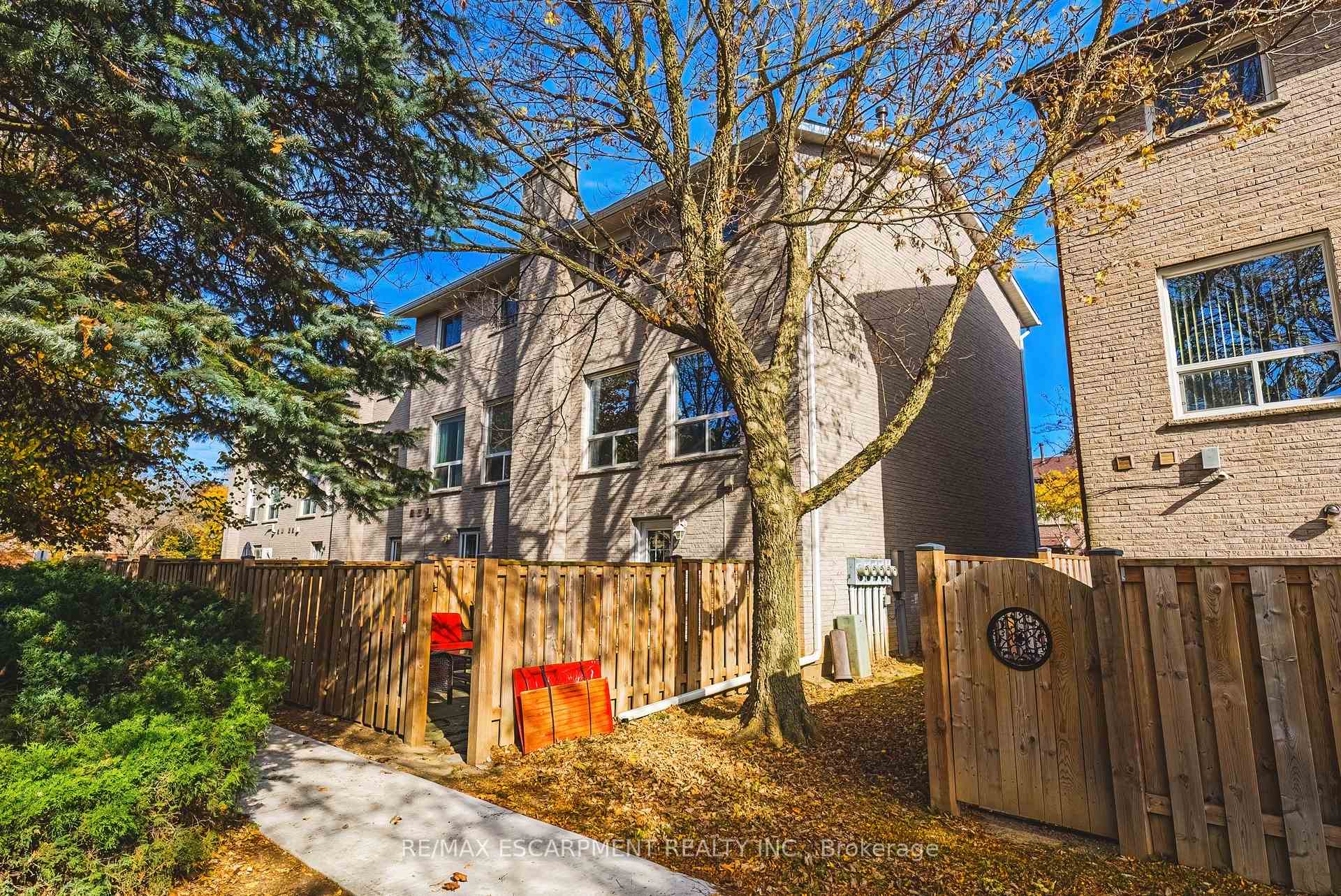 3 Bedrooms Condo at 1155 Paramount, Hamilton For sale
