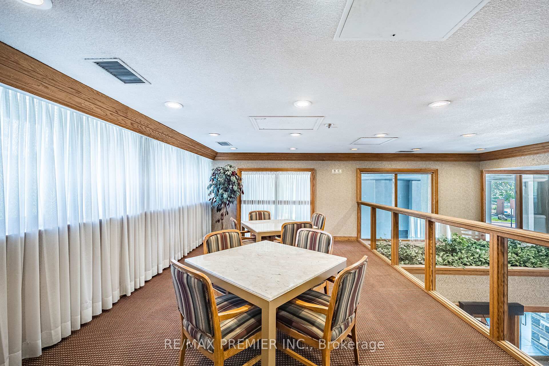 3 Bedrooms Condo at 40 Richview, Toronto For sale