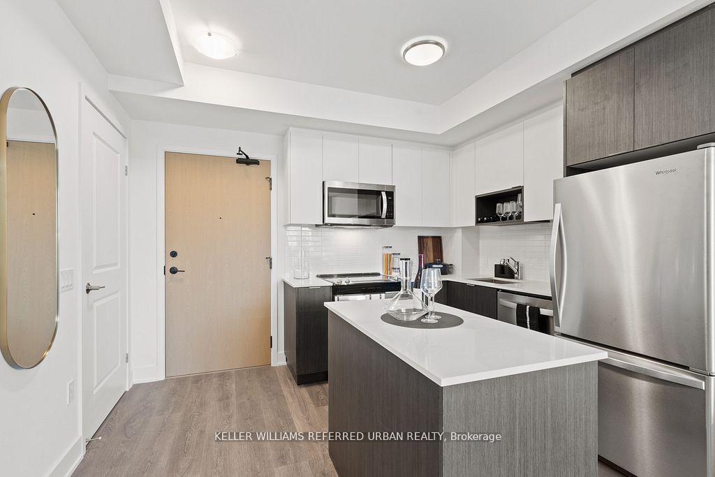 2 Bedrooms Condo at 202 Burnhamthorpe, Mississauga For sale