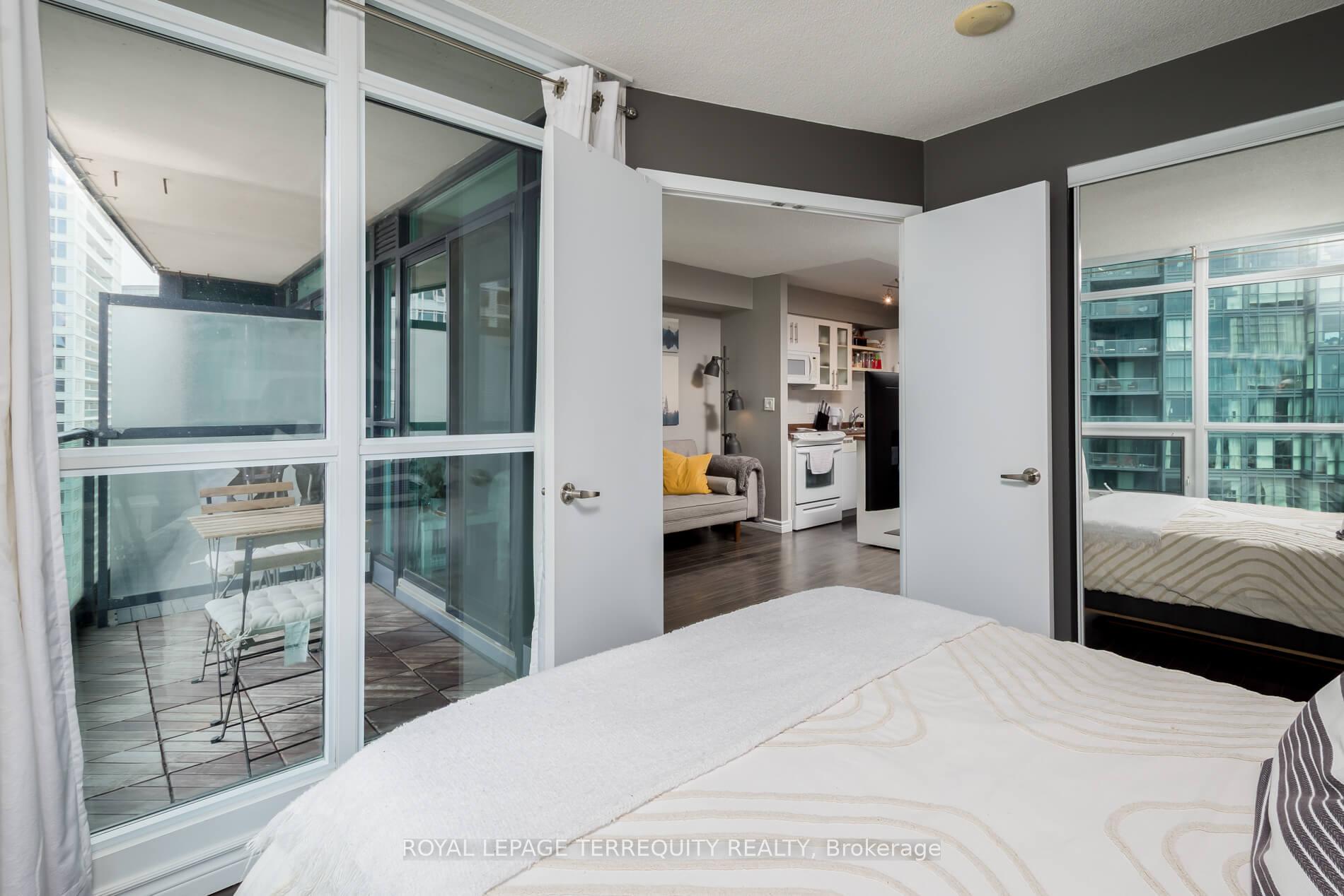 2 Bedrooms Condo at 600 Fleet, Toronto For sale