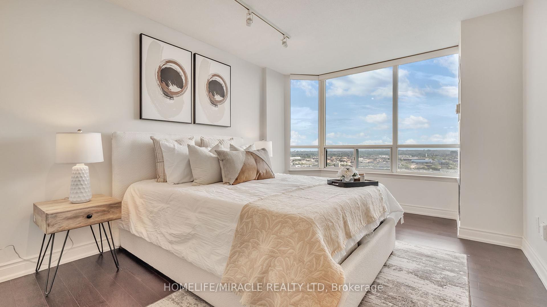 3 Bedrooms Condo at 550 Webb, Mississauga For sale