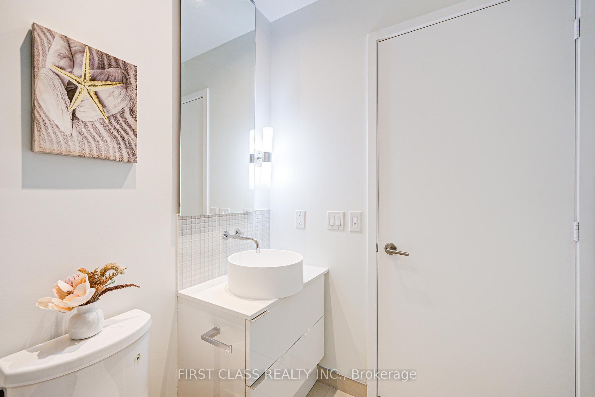2 Bedrooms Condo at 185 Roehampton, Toronto For sale