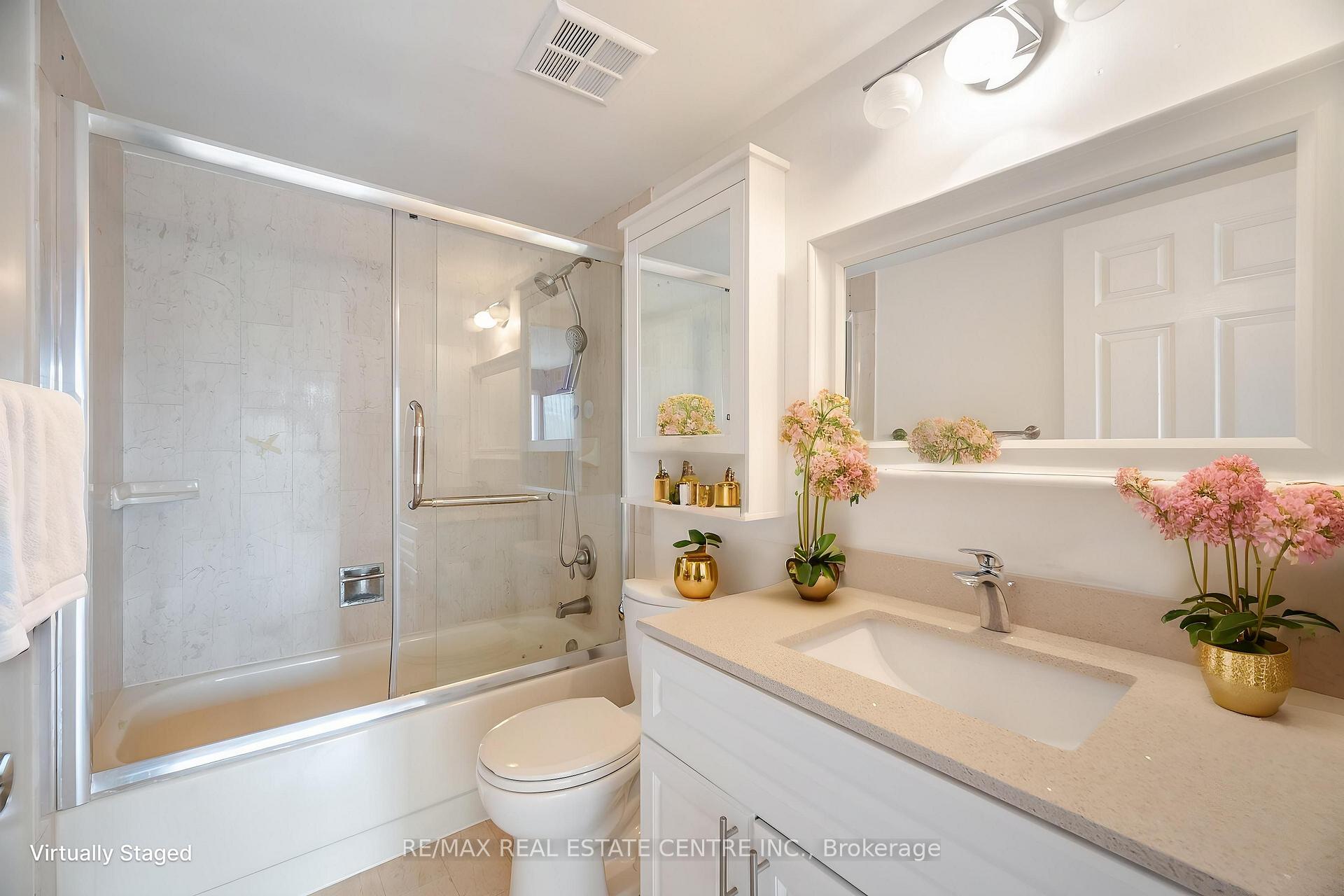 3 Bedrooms Condo at 335 Webb, Mississauga For sale