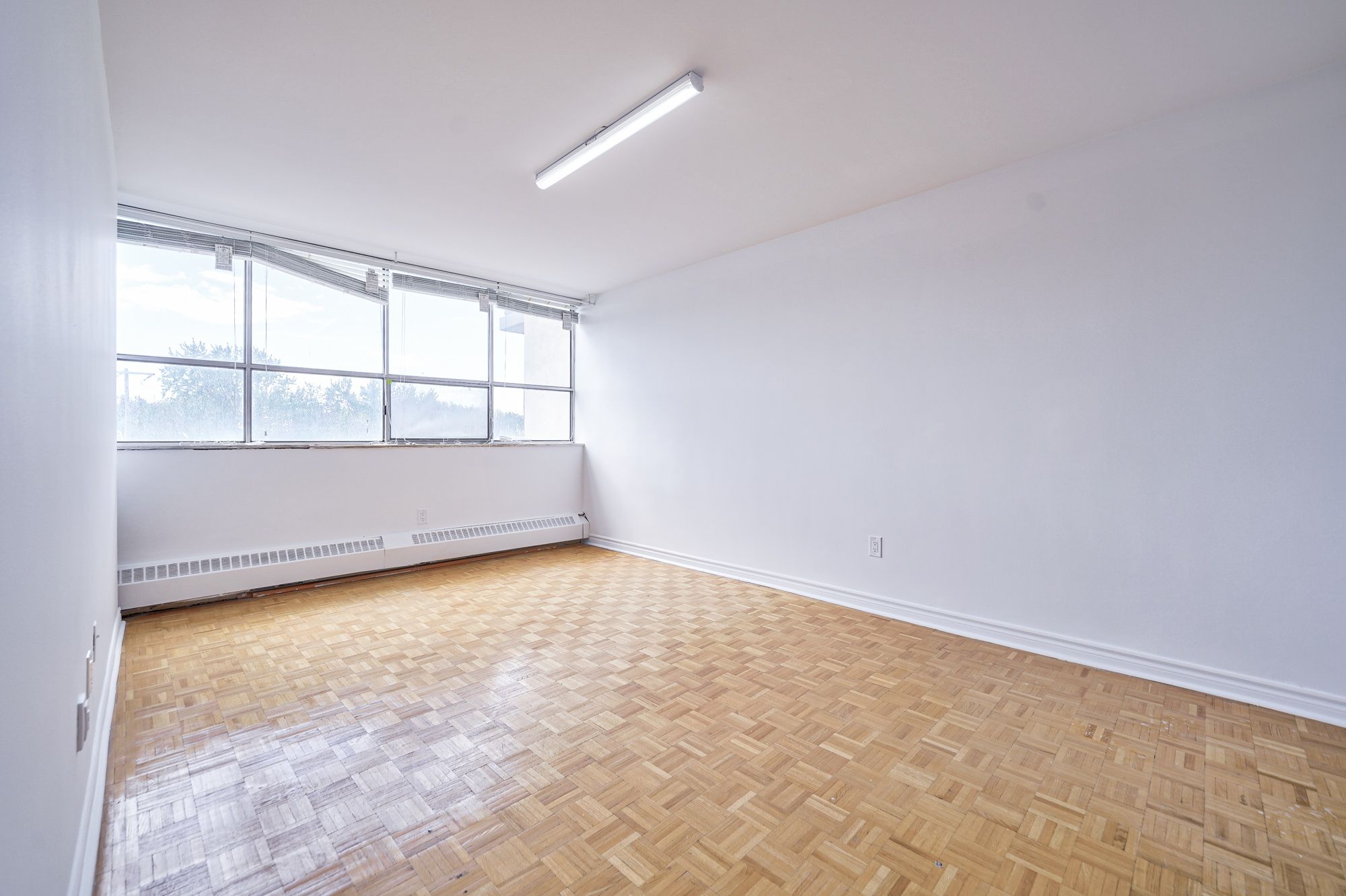 2000 Sheppard Avenue W 411