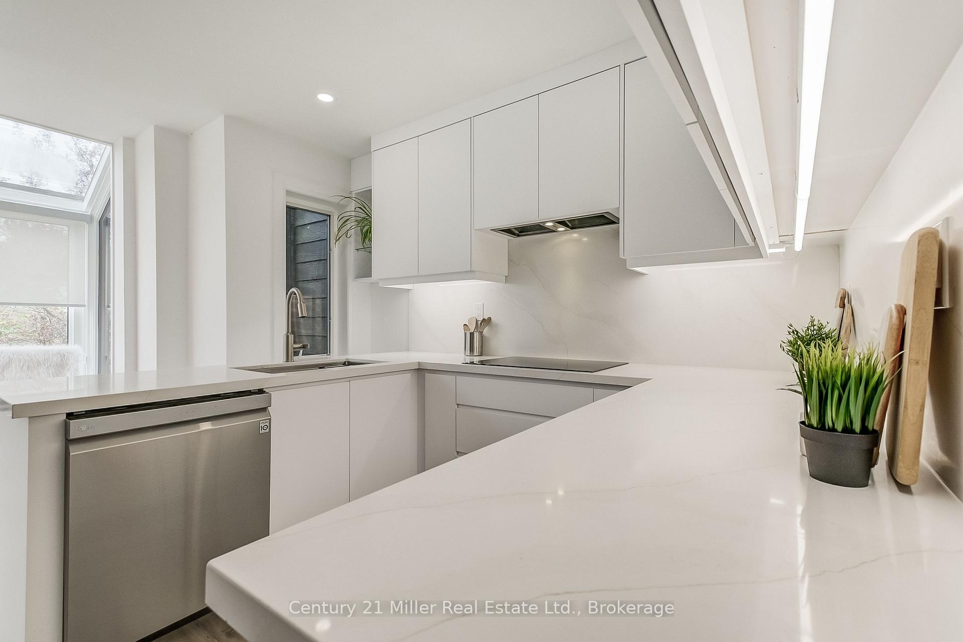 3 Bedrooms Condo at 1120 Queens, Oakville For sale