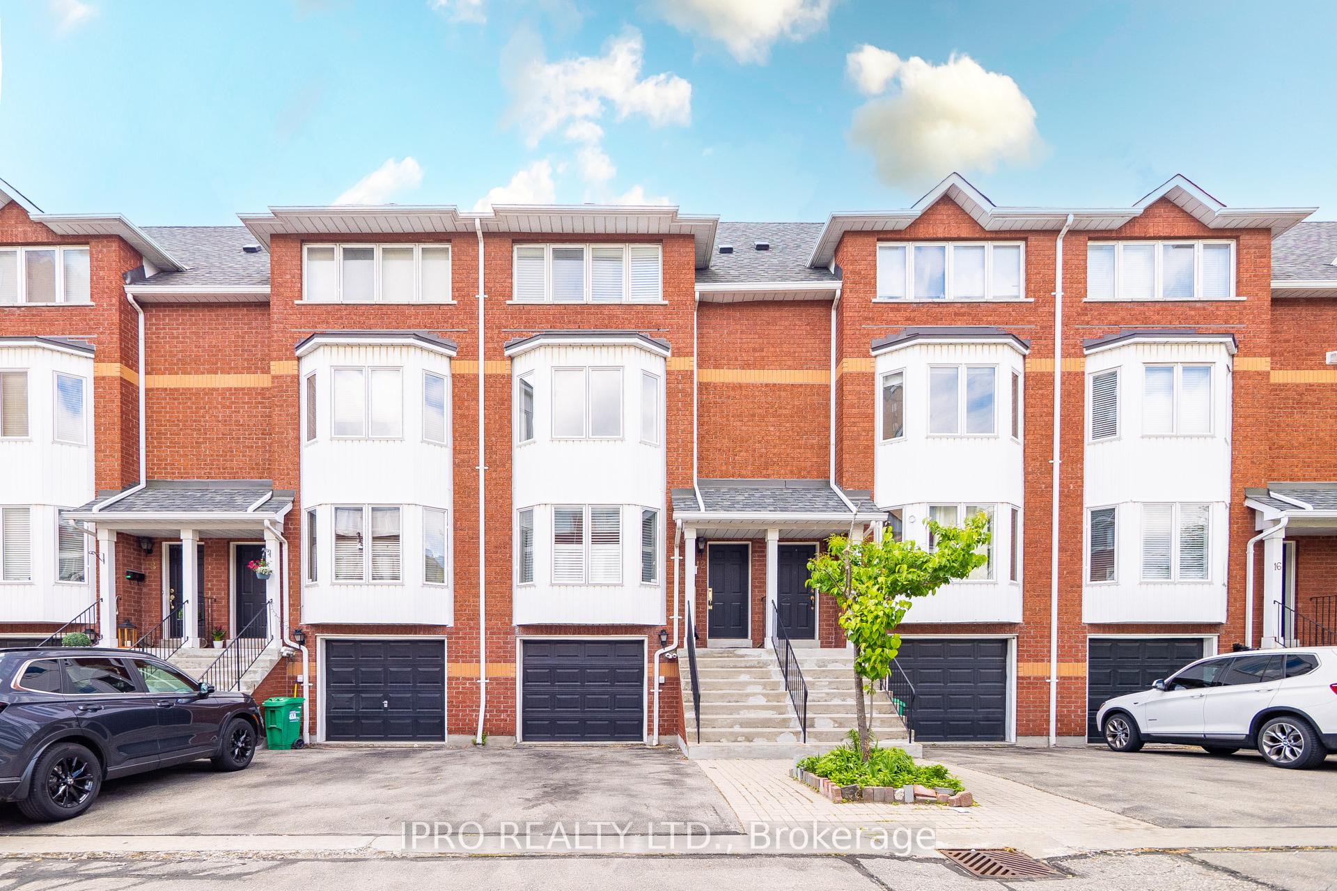 3 Bedrooms Condo at 43 Agnes, Mississauga For sale