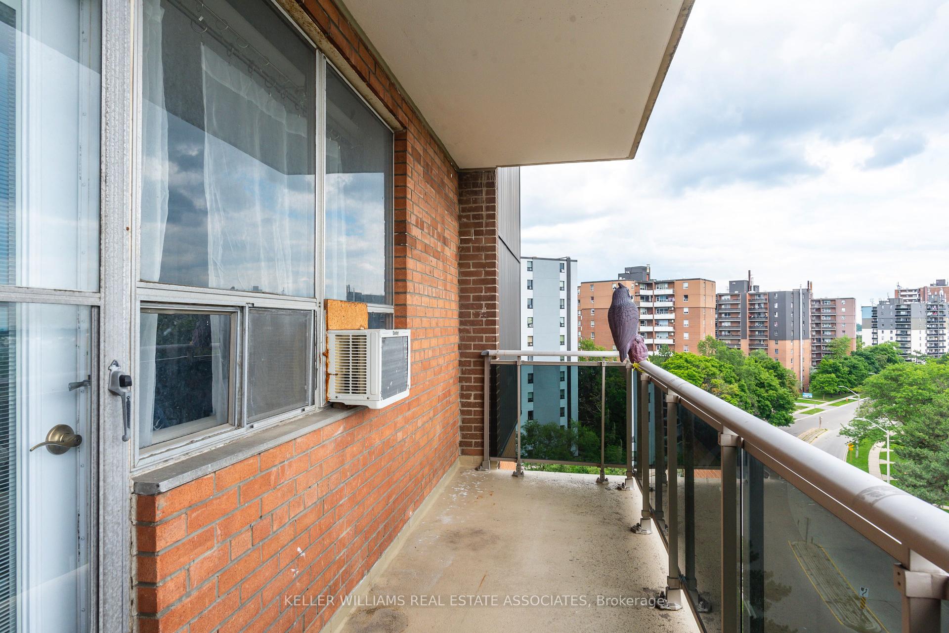 2 Bedrooms Condo at 3145 Queen Frederica, Mississauga For sale