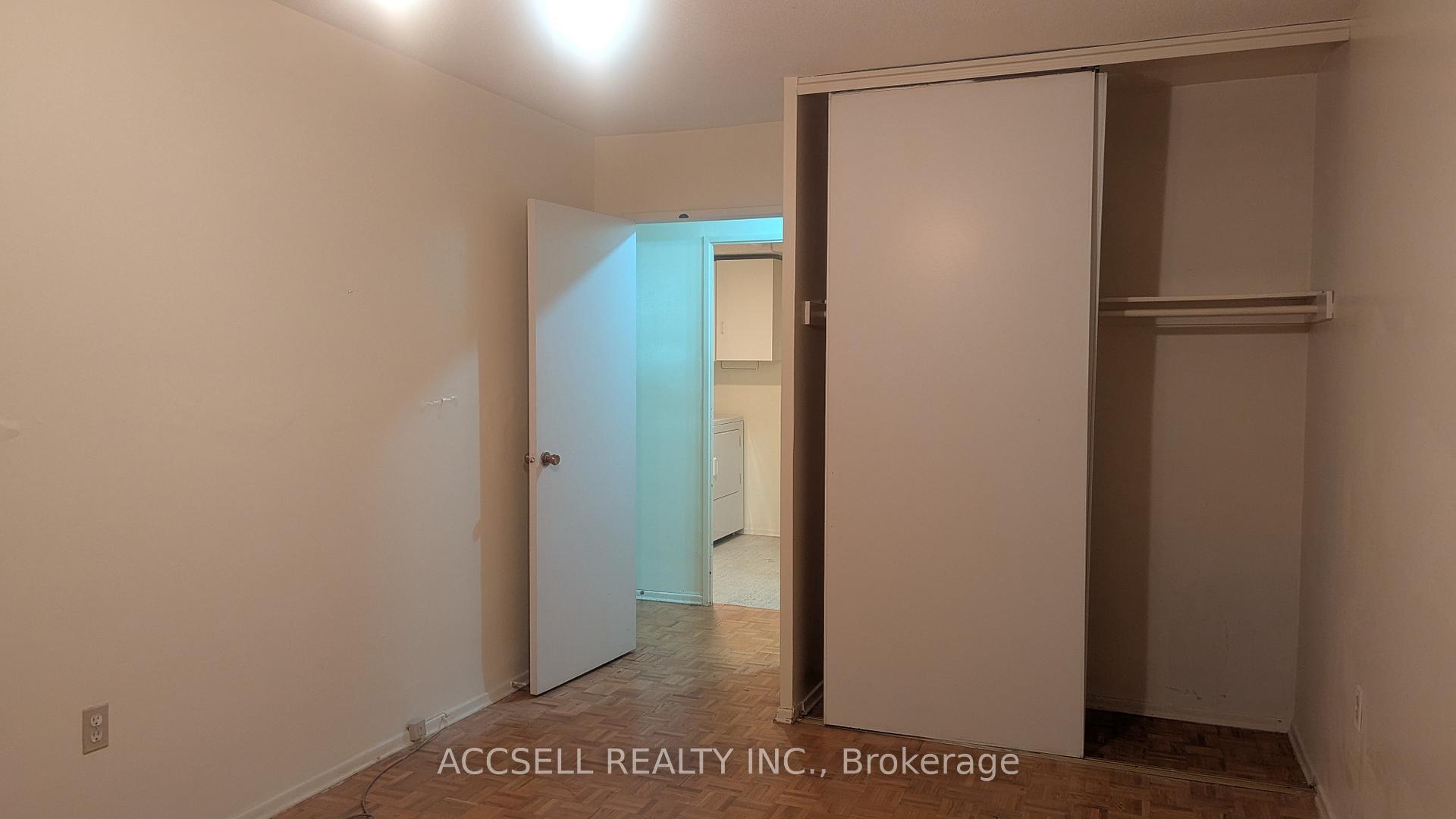 3 Bedrooms Condo at 15 La Rose, Toronto For sale