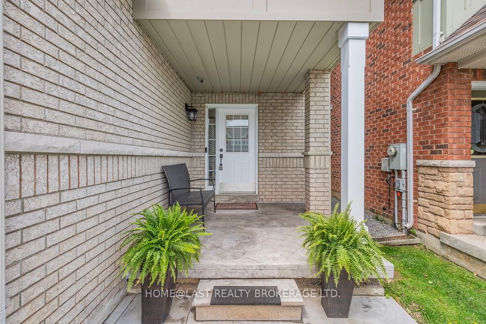 726 Swan Place, Pickering, ON L1X 2V7