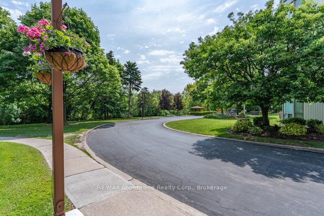 2 Bedrooms Condo at 5080 Pinedale, Burlington For sale